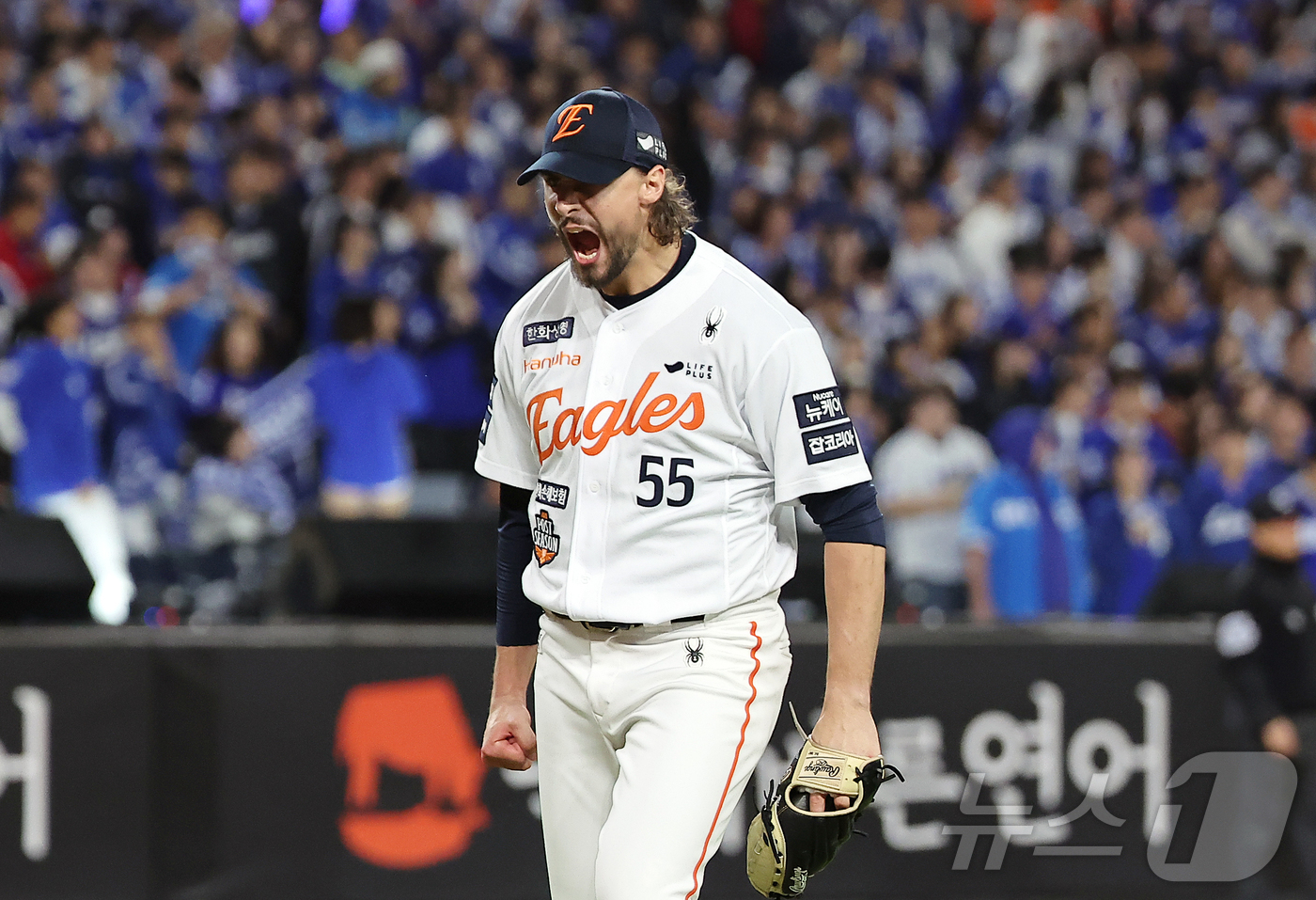 (대전=뉴스1) 김진환 기자 = 24일 오후 대전 한화생명볼파크에서 열린 프로야구 2025 신한 SOL뱅크 KBO 플레이오프 5차전 삼성 라이온즈와 한화 이글스의 경기, 한화 외국 …