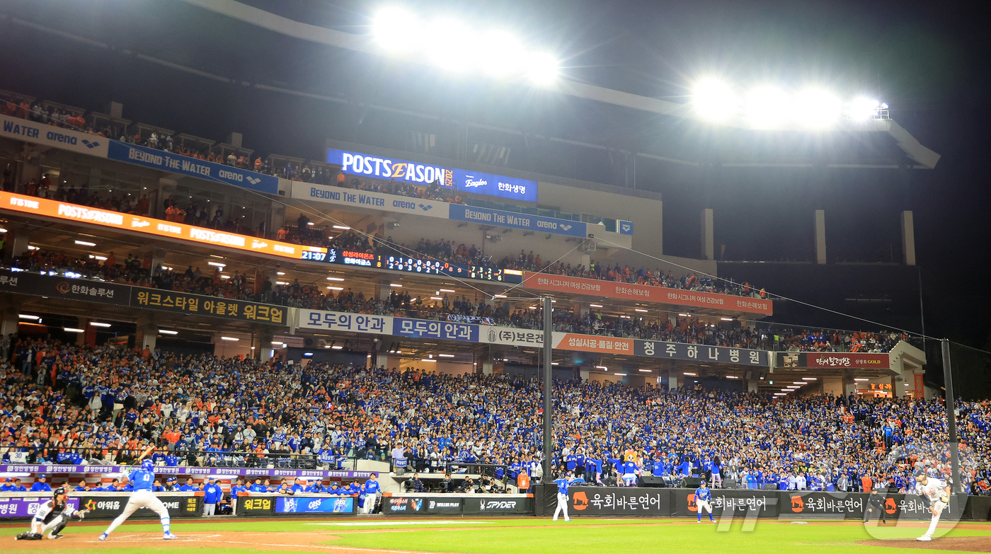 (대전=뉴스1) 김진환 기자 = 24일 오후 대전 한화생명볼파크에서 프로야구 2025 신한 SOL뱅크 KBO 플레이오프 5차전 삼성 라이온즈와 한화 이글스의 경기가 열리고 있다.한 …