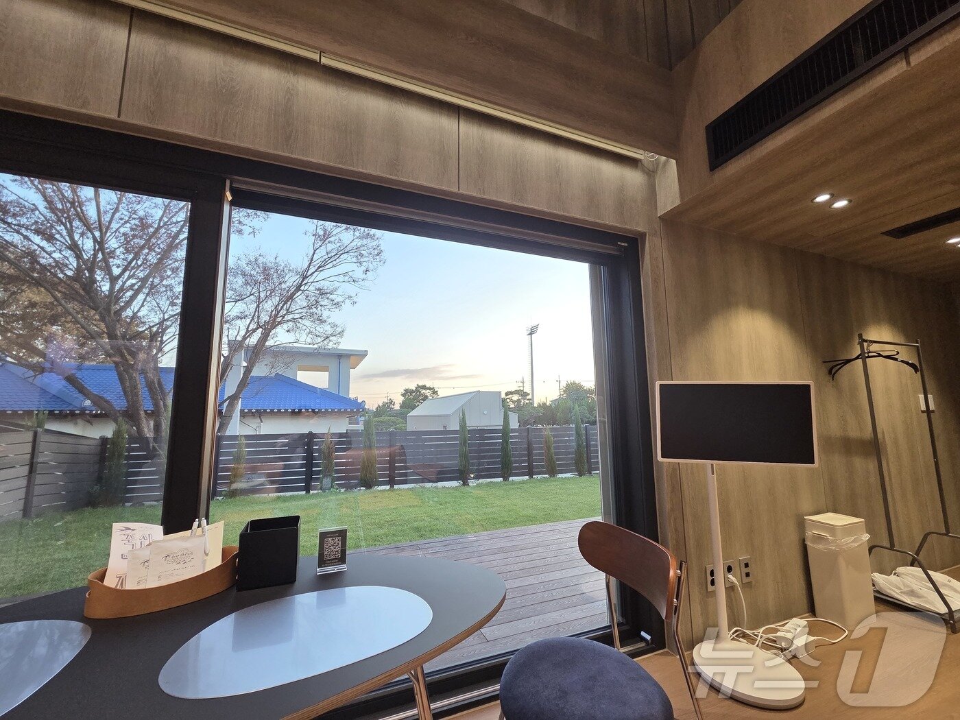 본문 이미지 - 전북 김제시 &#39;죽산모락&#39; 내 LG 스마트코티지 내부에서 바라본 풍경. 2025.10.24/뉴스1 ⓒ News1 박주평 기자