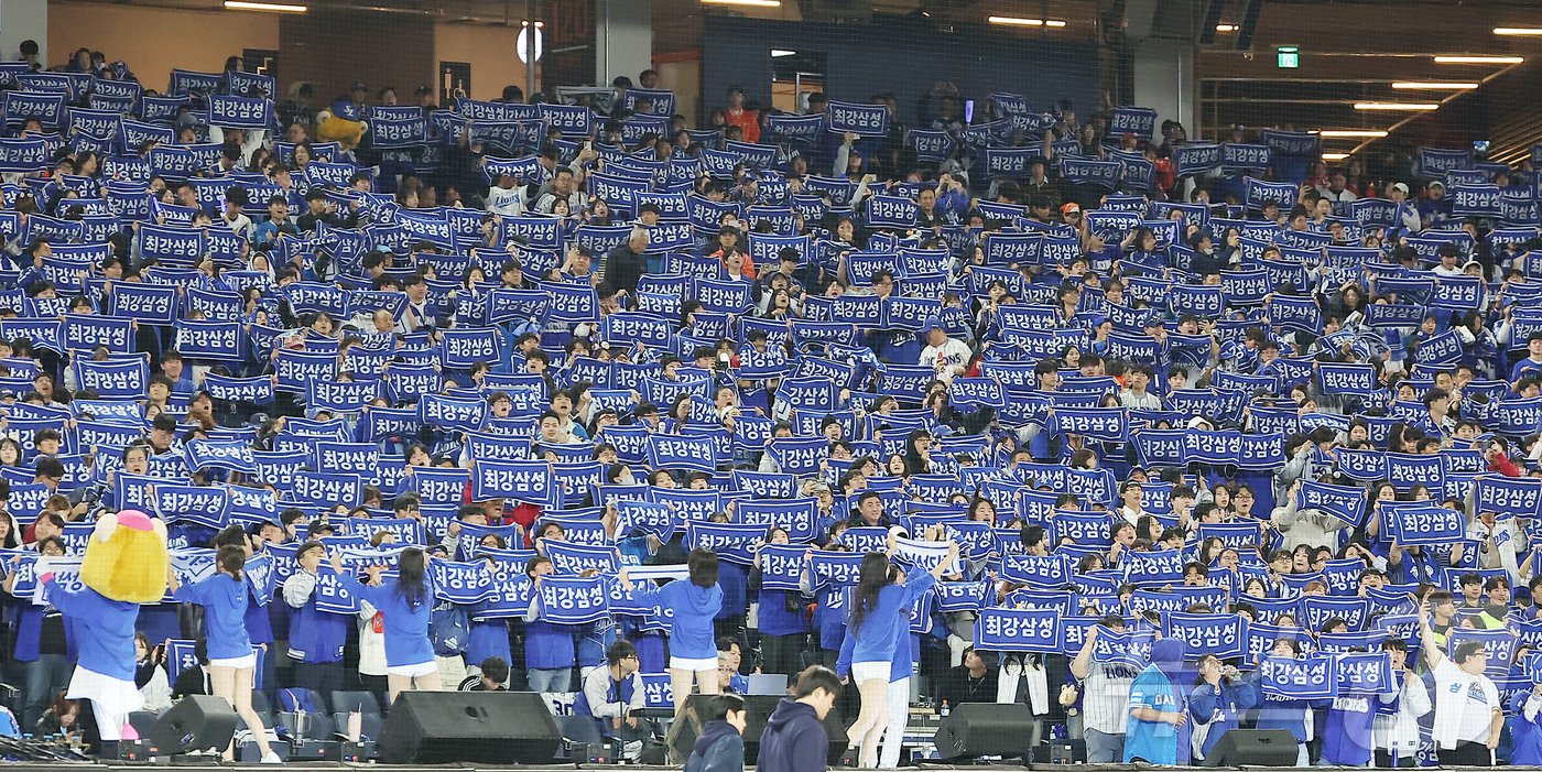 (대전=뉴스1) 김진환 기자 = 24일 오후 대전 한화생명볼파크에서 열린 프로야구 2025 신한 SOL뱅크 KBO 플레이오프 5차전 삼성 라이온즈와 한화 이글스의 경기, 삼성 응원 …