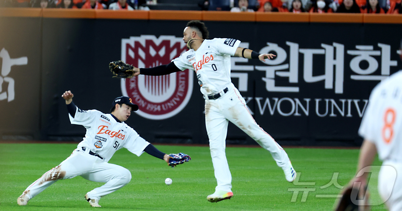 (대전뉴스1) 김기남 기자 = 24일 대전 한화생명볼파크 열린 프로야구 2025 신한 SOL뱅크 KBO 플레이오프 5차전 삼성 라이온즈와 한화 이글스의 경기에서  8회초 삼성 김영 …