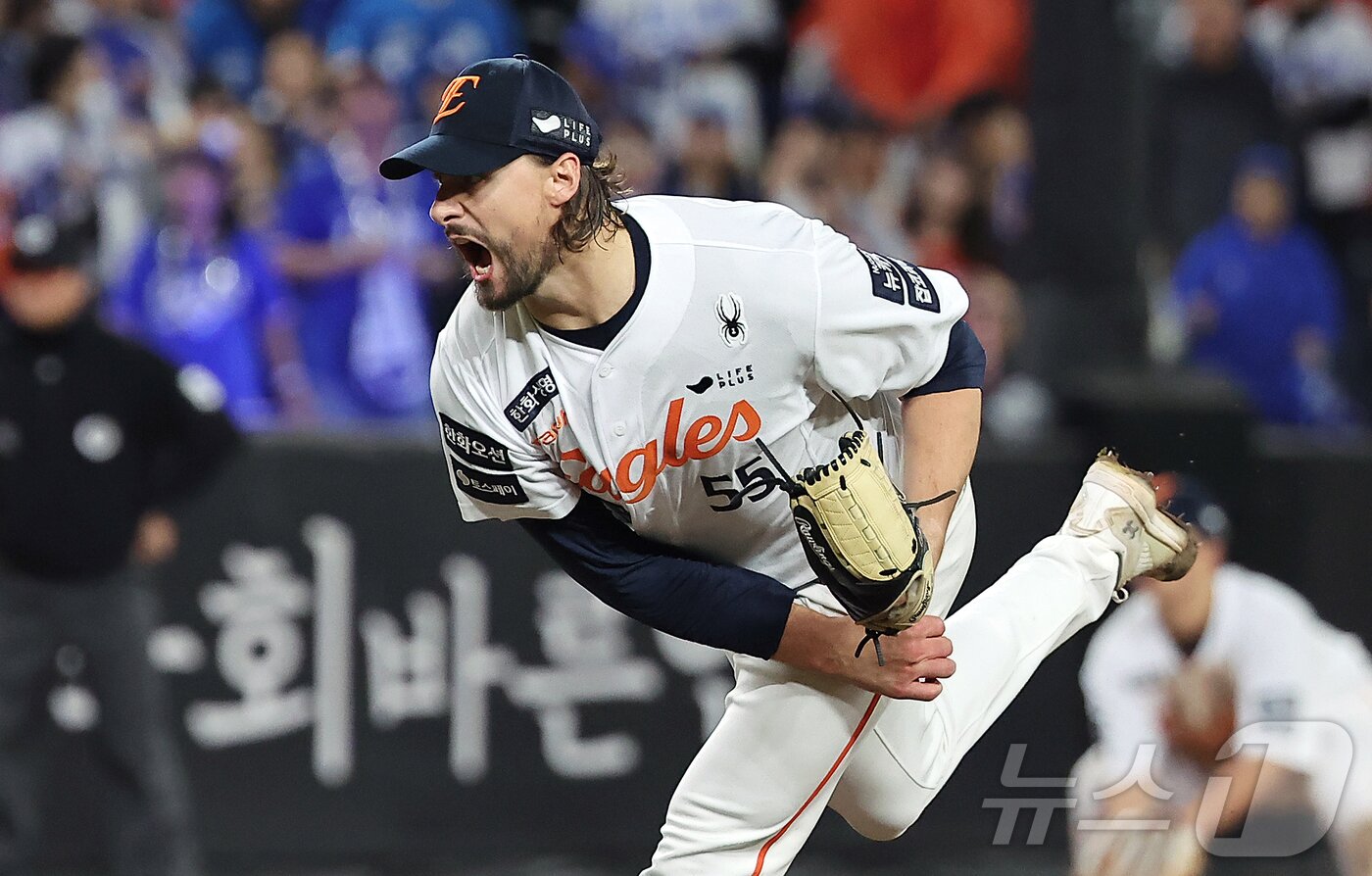 본문 이미지 - 24일 오후 대전 한화생명볼파크에서 열린 프로야구 2025 신한 SOL뱅크 KBO 플레이오프 5차전 삼성 라이온즈와 한화 이글스의 경기, 한화 와이스가 8회초 등판해 힘차게 공을 던지고 있다. 2025.10.24/뉴스1 ⓒ News1 김진환 기자