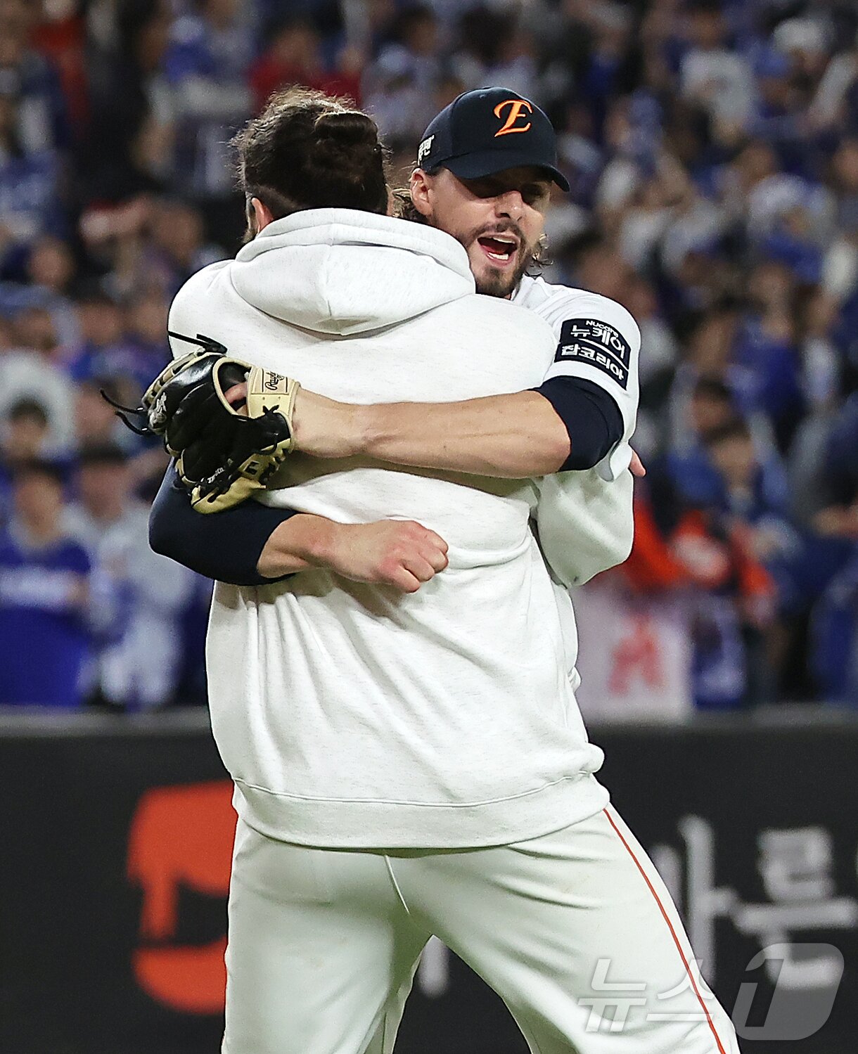 본문 이미지 - 24일 오후 대전 한화생명볼파크에서 열린 프로야구 2025 신한 SOL뱅크 KBO 플레이오프 5차전 삼성 라이온즈와 한화 이글스의 경기, 11대2 대승을 거두며 시리즈 전적 3승 2패로 한국시리즈 진출에 성공한 한화 와이스가 폰세와 기쁨을 나누고 있다. 2025.10.24/뉴스1 ⓒ News1 김진환 기자