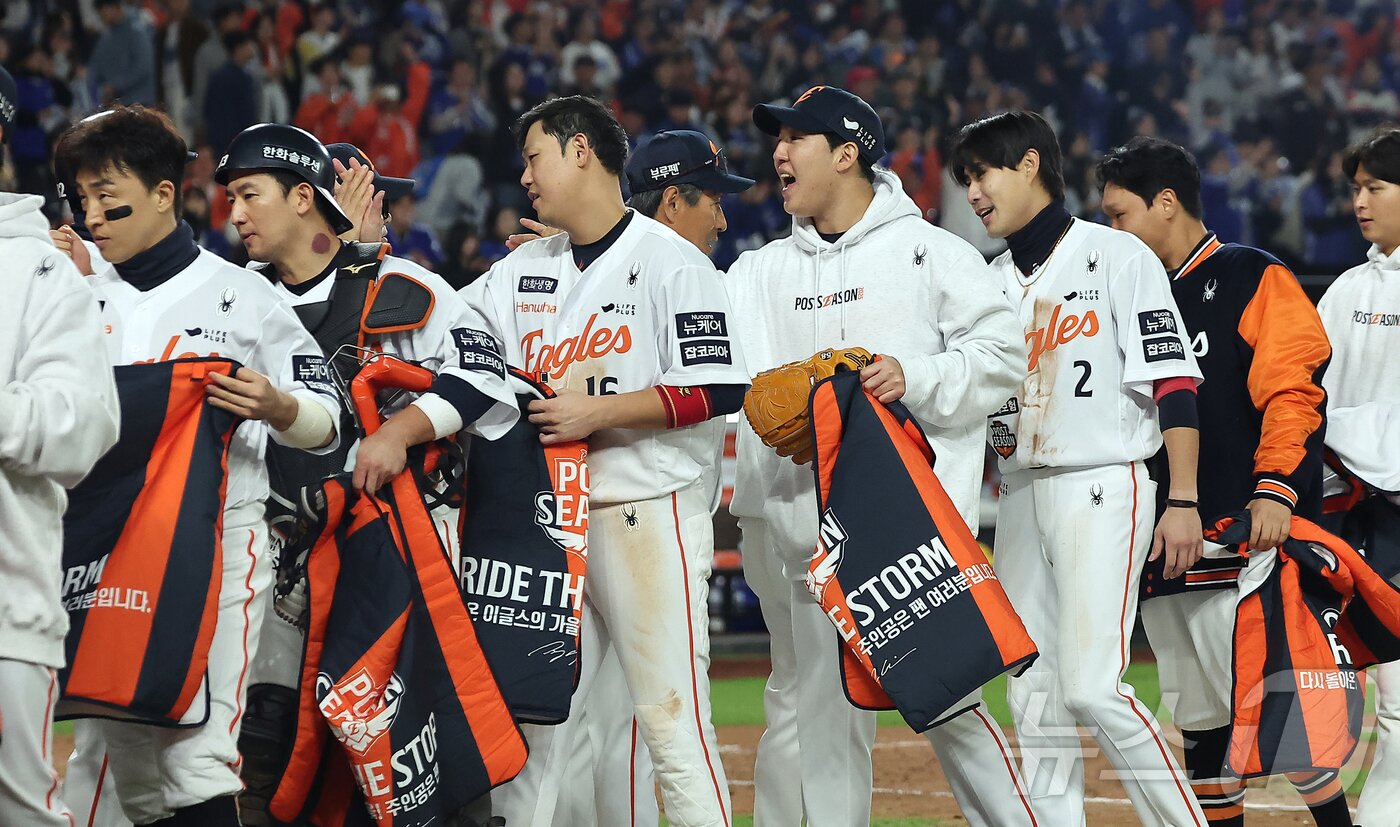 본문 이미지 - 24일 오후 대전 한화생명볼파크에서 열린 프로야구 2025 신한 SOL뱅크 KBO 플레이오프 5차전 삼성 라이온즈와 한화 이글스의 경기, 11대2 대승을 거두며 시리즈 전적 3승 2패로 한국시리즈 진출에 성공한 한화 선수들이 기쁨을 나누고 있다. 2025.10.24/뉴스1 ⓒ News1 김진환 기자