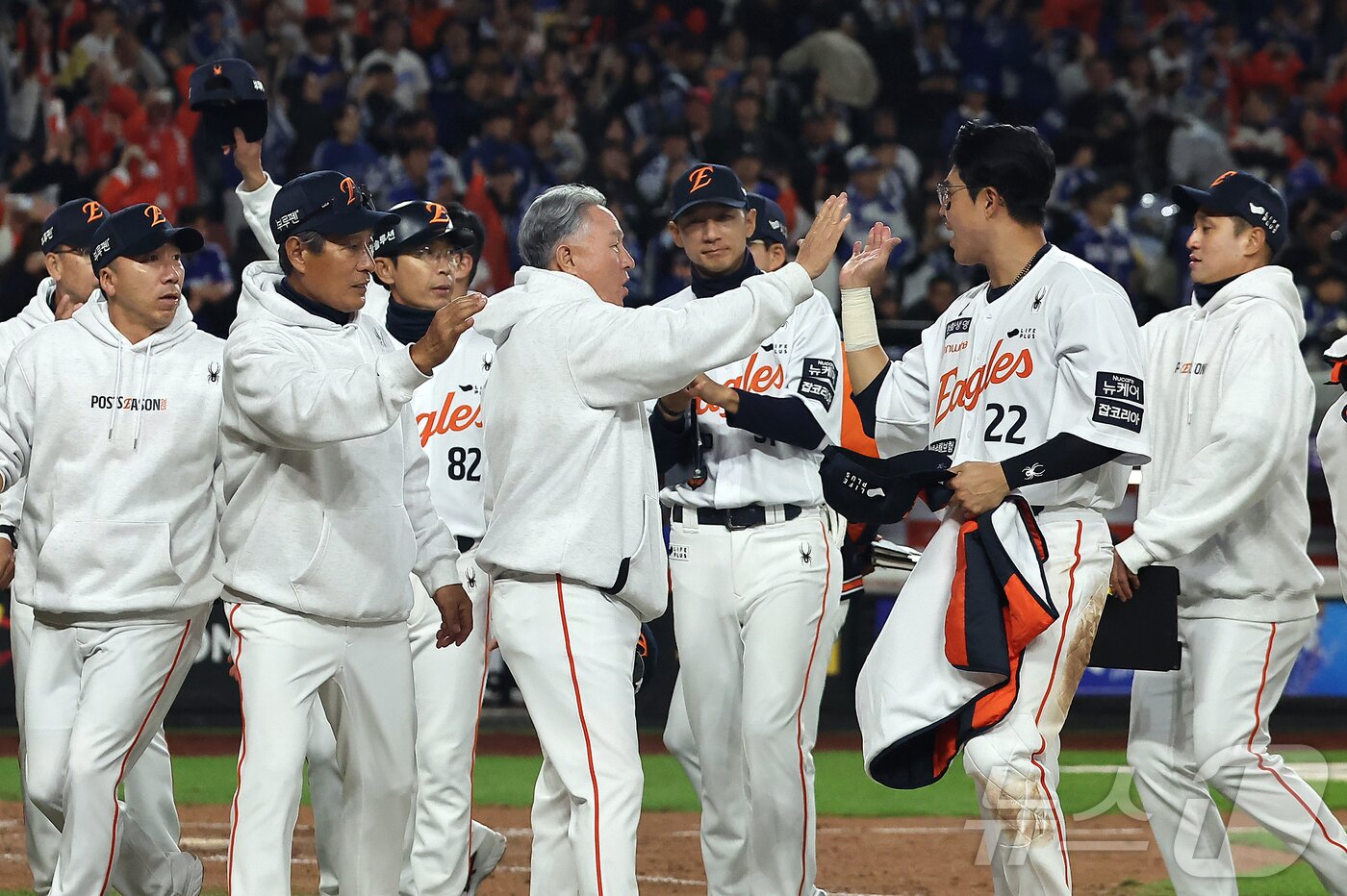 본문 이미지 - 24일 오후 대전 한화생명볼파크에서 열린 프로야구 2025 신한 SOL뱅크 KBO 플레이오프 5차전 삼성 라이온즈와 한화 이글스의 경기, 11대2 대승을 거두며 시리즈 전적 3승 2패로 한국시리즈 진출에 성공한 한화 선수들이 기쁨을 나누고 있다. 2025.10.24/뉴스1 ⓒ News1 김진환 기자