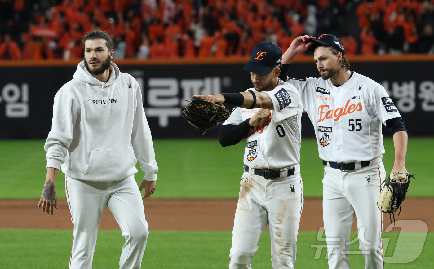 (대전뉴스1) 김기남 기자 = 24일 대전 한화생명볼파크 열린 프로야구 2025 신한 SOL뱅크 KBO 플레이오프 5차전 삼성 라이온즈와 한화 이글스의 경기에서 한화이글스가 승리, …