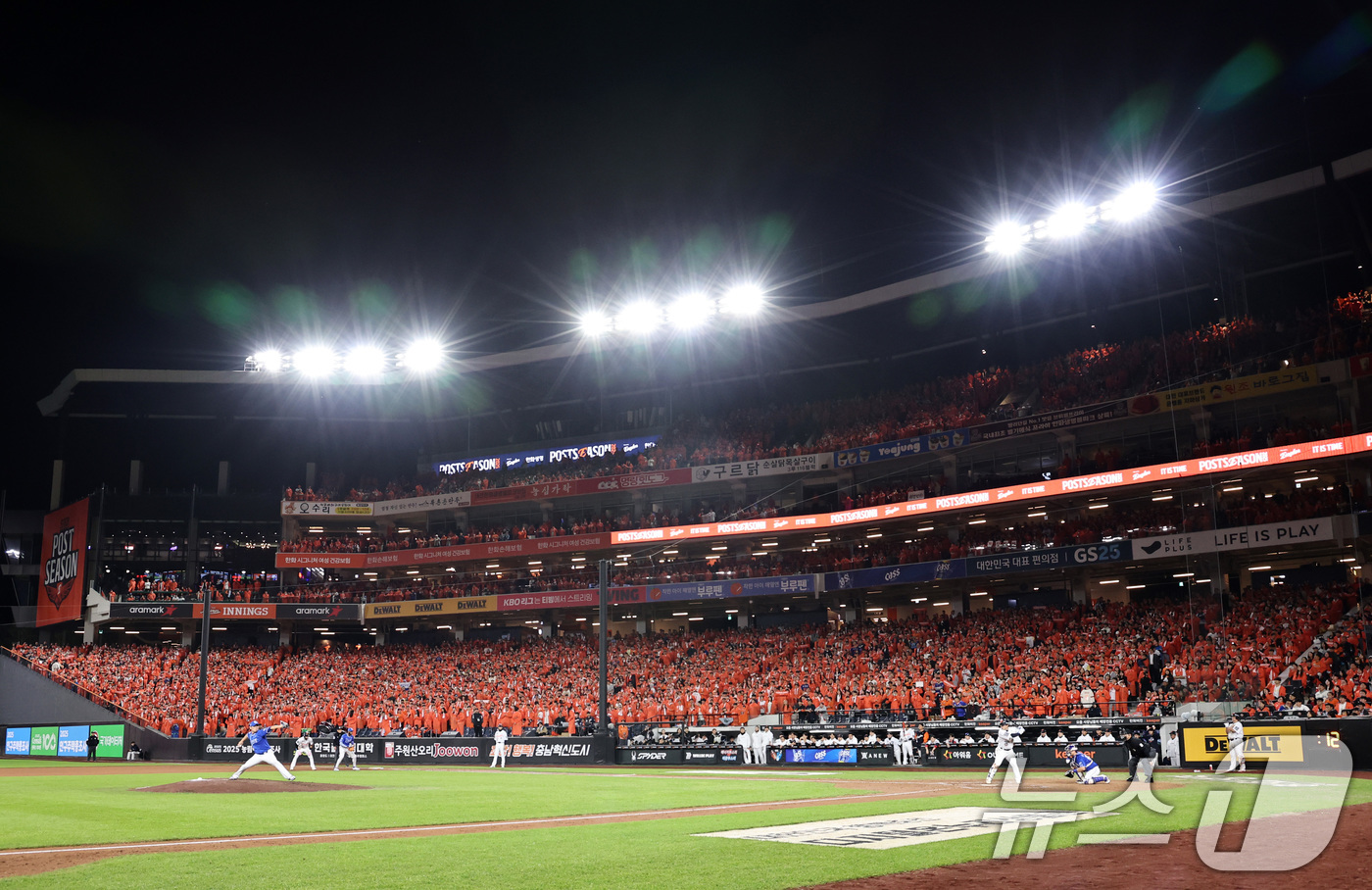 (대전=뉴스1) 구윤성 기자 = 24일 오후 대전 한화생명볼파크에서 열린 프로야구 2025 신한 SOL뱅크 KBO 플레이오프 5차전 삼성 라이온즈와 한화 이글스의 경기가 펼쳐지고 …