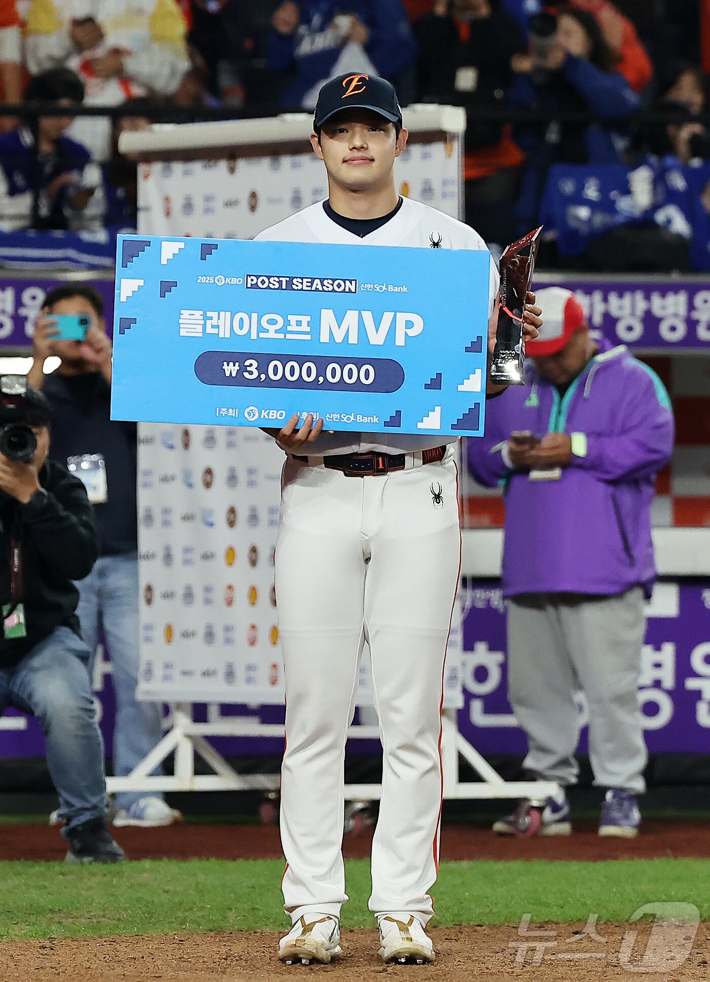 본문 이미지 - 24일 오후 대전 한화생명볼파크에서 열린 프로야구 2025 신한 SOL뱅크 KBO 플레이오프 5차전 삼성 라이온즈와 한화 이글스의 경기, 플레이오프 MVP에 선정된 한화 문동주가 기념 촬영을 하고 있다. 2025.10.24/뉴스1 ⓒ News1 김진환 기자