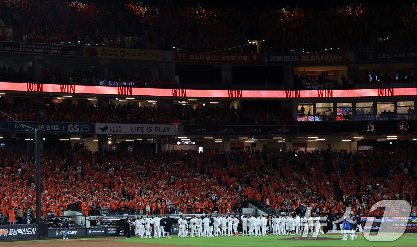 (대전=뉴스1) 김기태 기자 = 24일 오후 대전 한화생명볼파크에서 열린 프로야구 2025 신한 SOL뱅크 KBO 플레이오프 5차전 삼성 라이온즈와 한화 이글스의 경기, 11대2 …