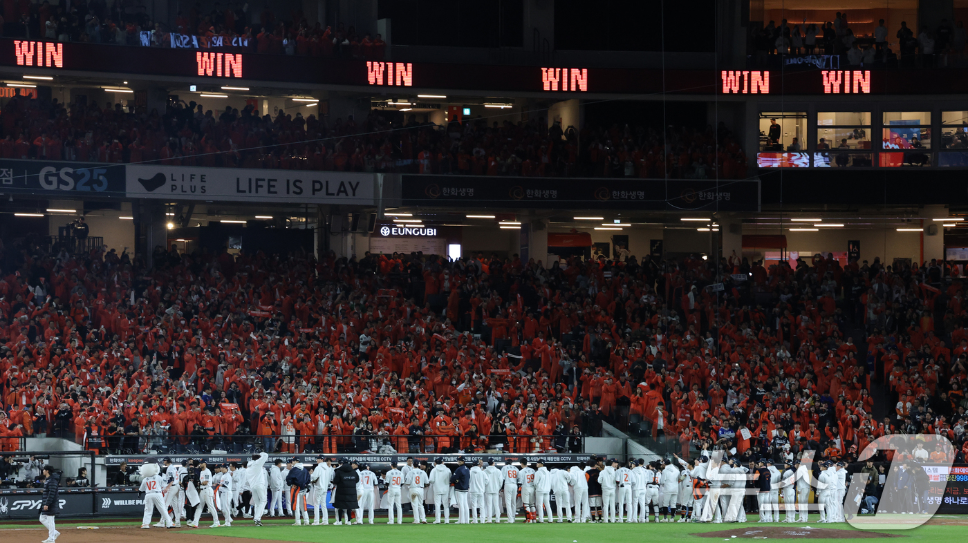 (대전=뉴스1) 김기태 기자 = 24일 오후 대전 한화생명볼파크에서 열린 프로야구 2025 신한 SOL뱅크 KBO 플레이오프 5차전 삼성 라이온즈와 한화 이글스의 경기, 11대2 …