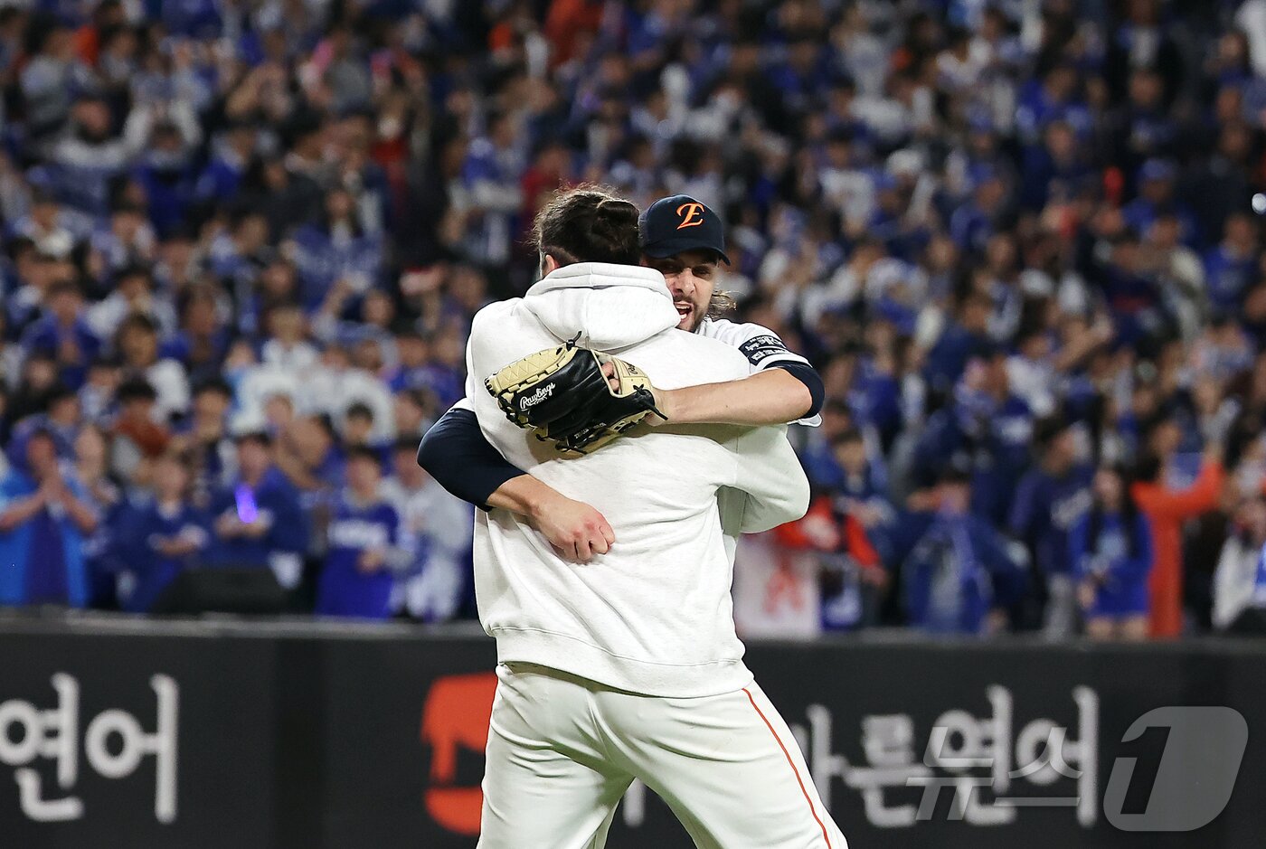 본문 이미지 - 24일 오후 대전 한화생명볼파크에서 열린 프로야구 2025 신한 SOL뱅크 KBO 플레이오프 5차전 삼성 라이온즈와 한화 이글스의 경기, 11대2 대승을 거두며 시리즈 전적 3승 2패로 한국시리즈 진출에 성공한 한화 와이스가 경기를 마무리 지은 후 폰세와 포옹을 하고 있다. 2025.10.24/뉴스1 ⓒ News1 김진환 기자