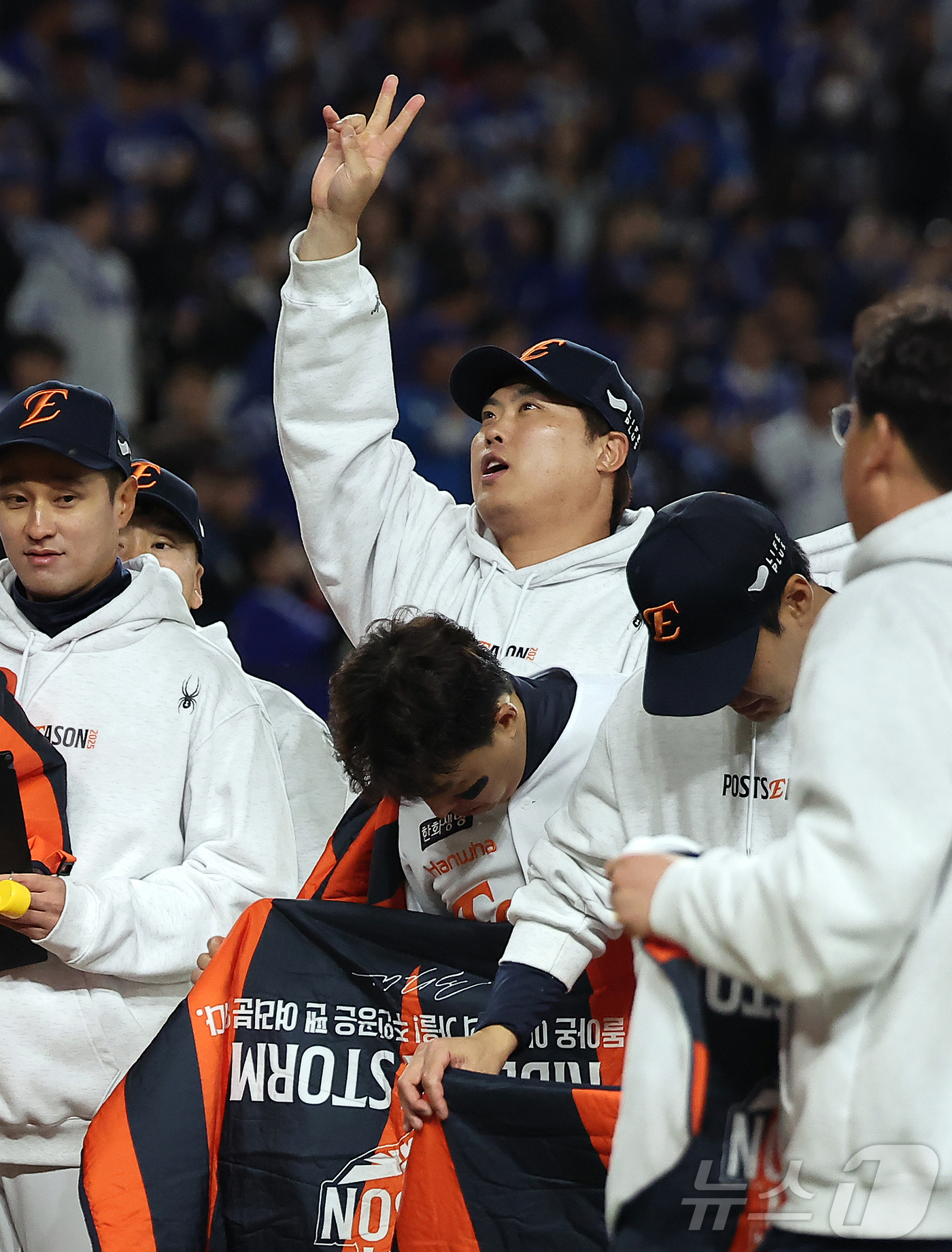 (대전=뉴스1) 김진환 기자 = 24일 오후 대전 한화생명볼파크에서 열린 프로야구 2025 신한 SOL뱅크 KBO 플레이오프 5차전 삼성 라이온즈와 한화 이글스의 경기, 11대2 …