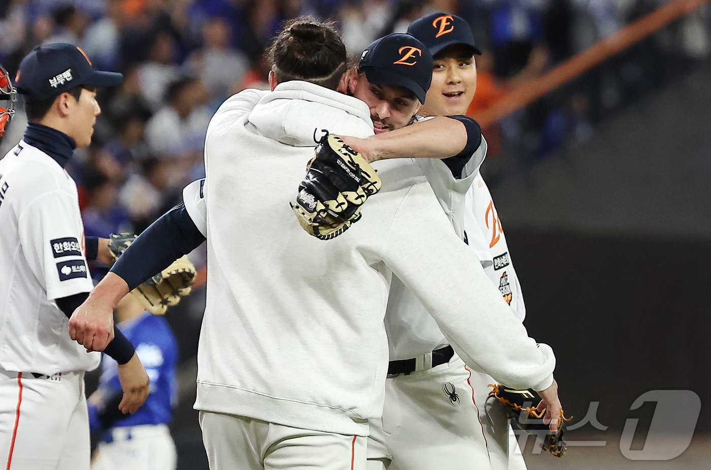 (대전=뉴스1) 김진환 기자 = 24일 오후 대전 한화생명볼파크에서 열린 프로야구 2025 신한 SOL뱅크 KBO 플레이오프 5차전 삼성 라이온즈와 한화 이글스의 경기, 11대2 …
