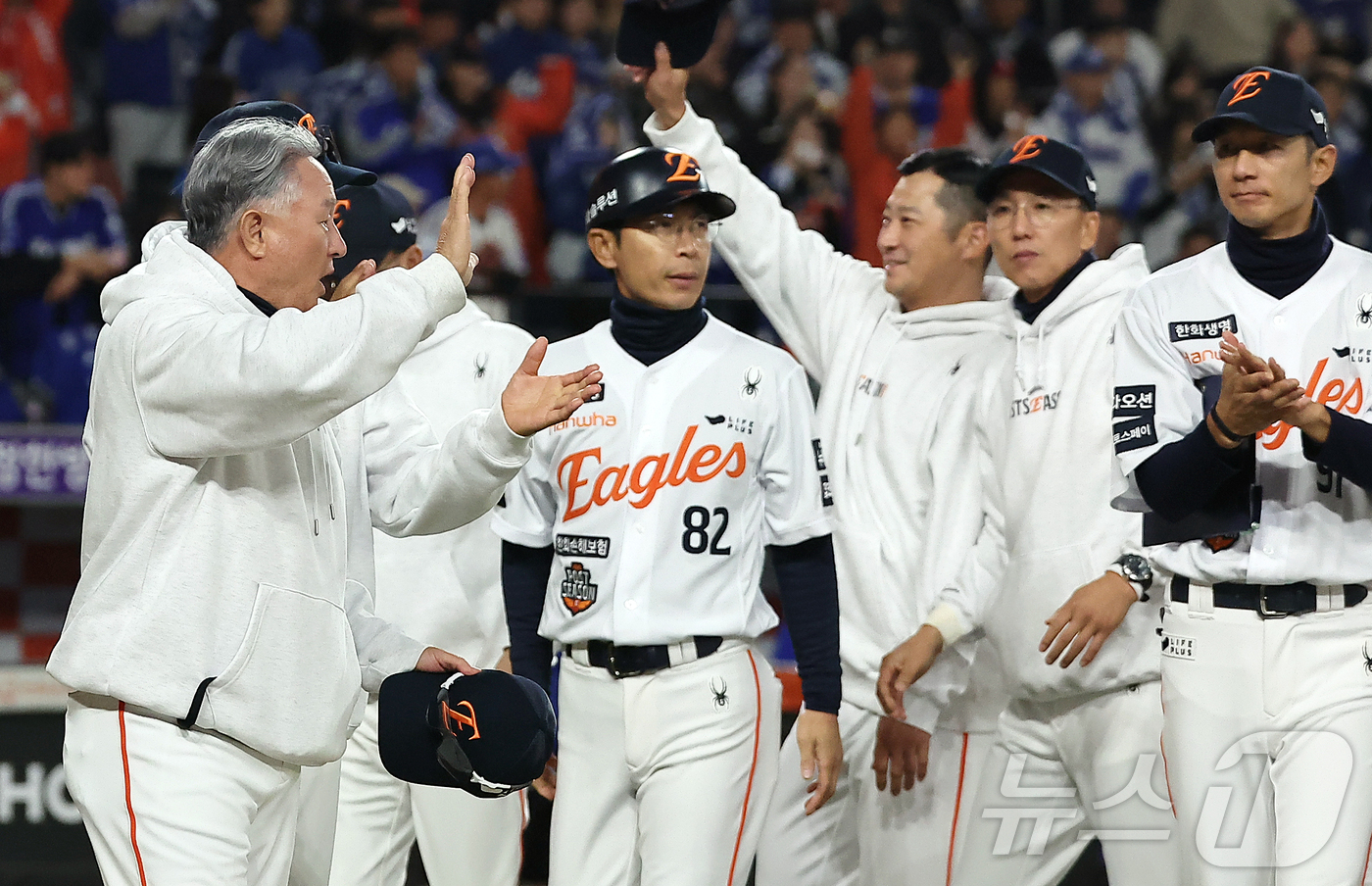 (대전=뉴스1) 김진환 기자 = 24일 오후 대전 한화생명볼파크에서 열린 프로야구 2025 신한 SOL뱅크 KBO 플레이오프 5차전 삼성 라이온즈와 한화 이글스의 경기, 11대2 …