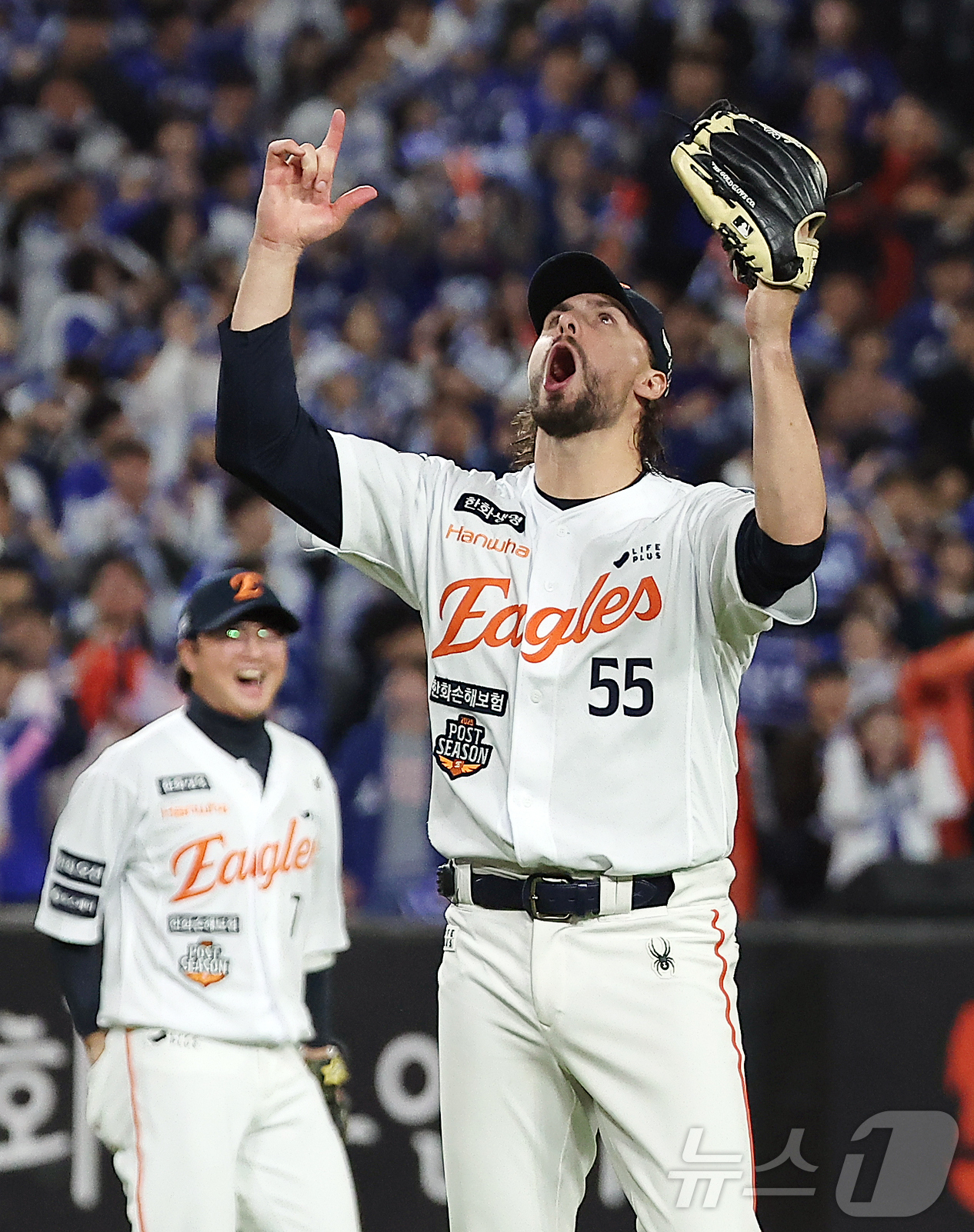 (대전=뉴스1) 김진환 기자 = 24일 오후 대전 한화생명볼파크에서 열린 프로야구 2025 신한 SOL뱅크 KBO 플레이오프 5차전 삼성 라이온즈와 한화 이글스의 경기, 11대2 …