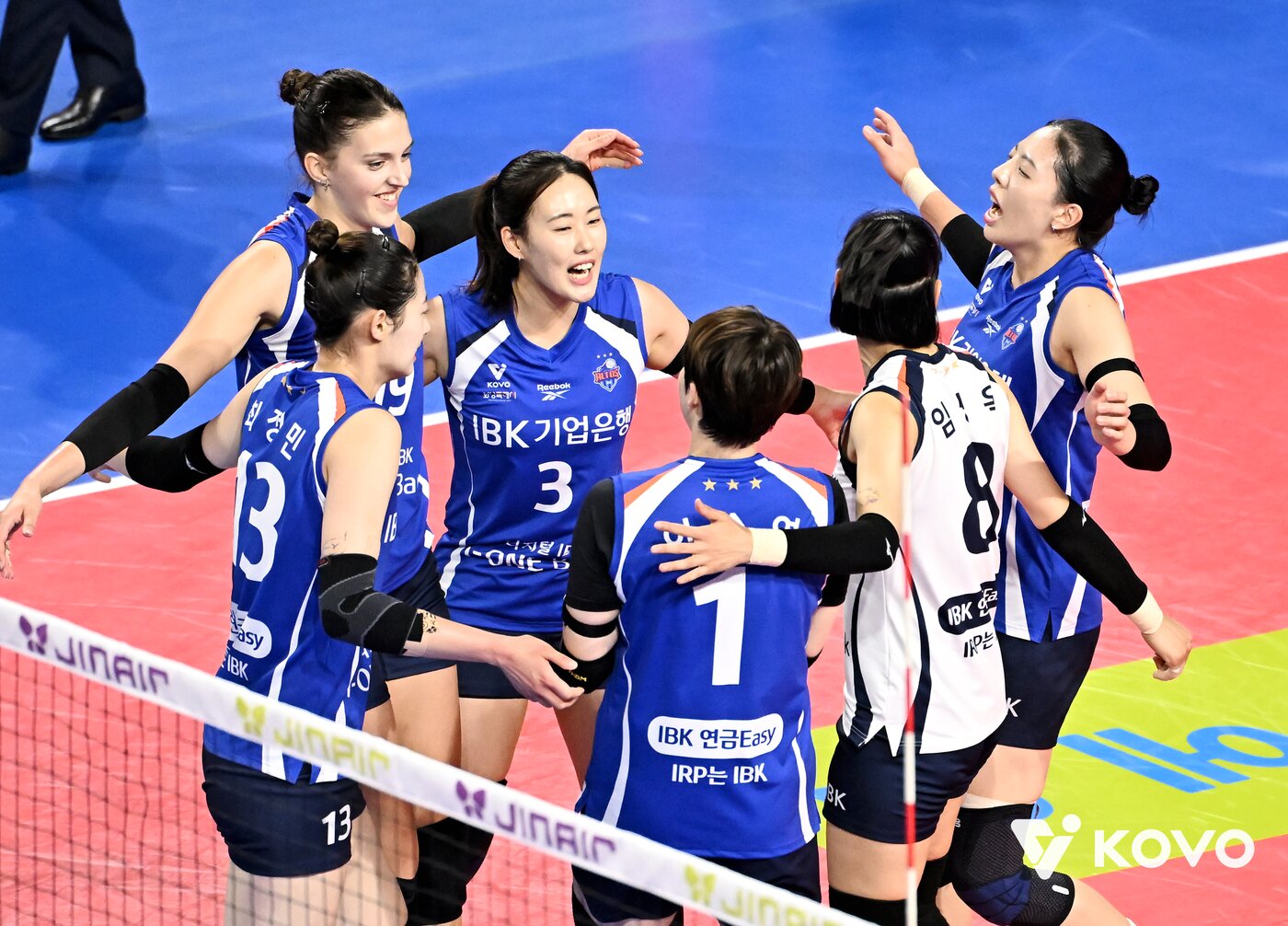본문 이미지 - 기뻐하는 IBK기업은행 선수들. &#40;KOVO 제공&#41;