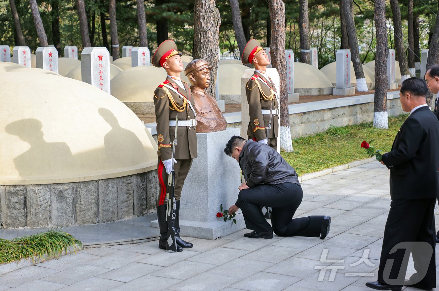 Kim Jong Un, General Secretary of the Workers&#39; Party of Korea, visited the Martyrs&#39; Cemetery of the Chinese People&#39;s Volunteer Army on October 24 and paid tribute at the grave of Mao Anying / Rodong Sinmun