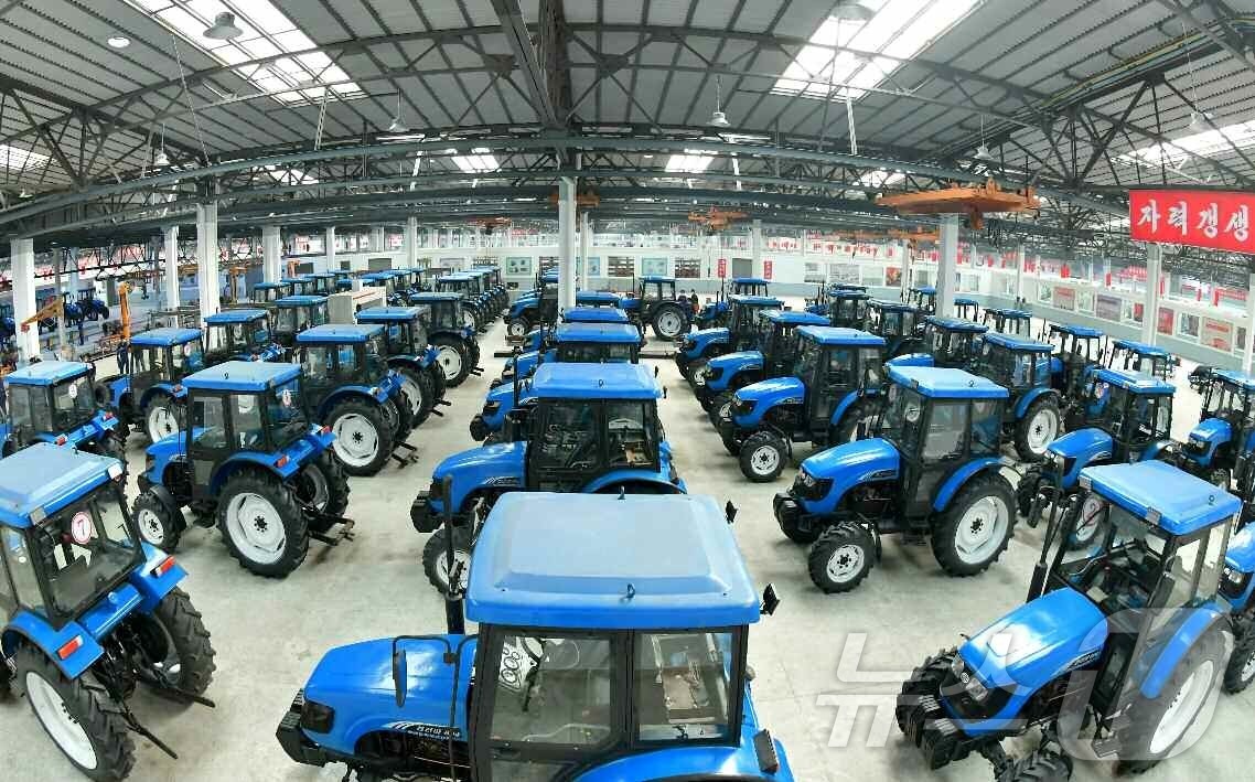 (평양 노동신문=뉴스1) = 북한 노동당 기관지 노동신문은 25일 "당의 새시대 농촌혁명강령을 받들고 농업생산에서 급진적 변혁이 일어나는 속에 농촌경리의 종합적 기계화 실현에서 진 …