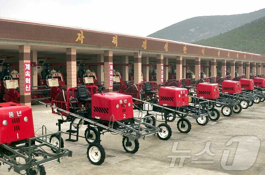 (평양 노동신문=뉴스1) = 북한 노동당 기관지 노동신문은 25일 "당의 새시대 농촌혁명강령을 받들고 농업생산에서 급진적 변혁이 일어나는 속에 농촌경리의 종합적 기계화 실현에서 진 …