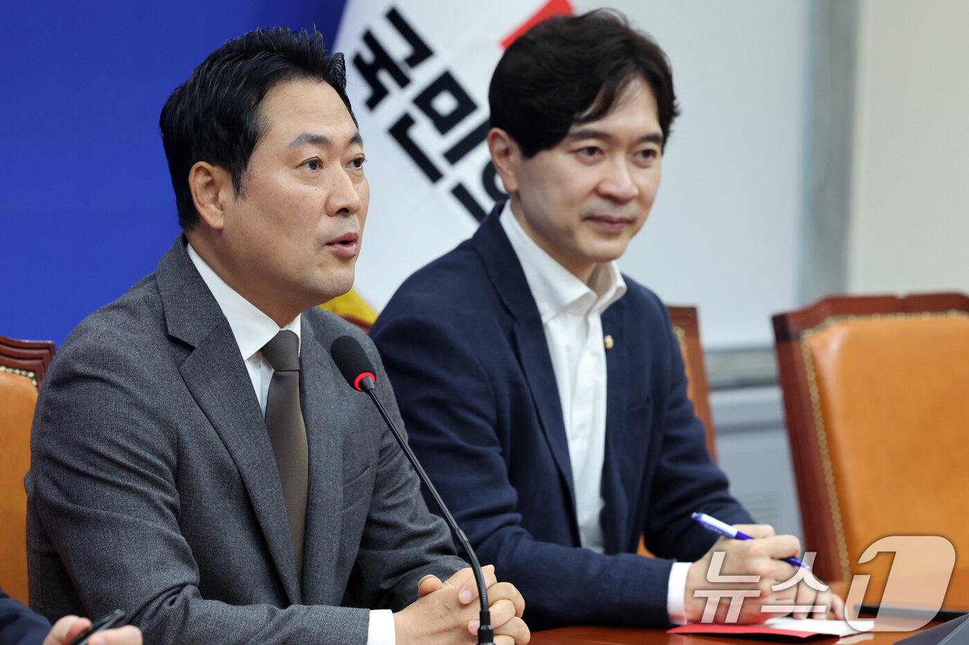 본문 이미지 - 장동혁 국민의힘 대표가 25일 오전 서울 영등포구 여의도 국회에서 열린 기자간담회에서 모두발언을 하고 있다. 오른쪽은 박성훈 국민의힘 수석대변인. 2025.10.25/뉴스1 ⓒ News1 황기선 기자