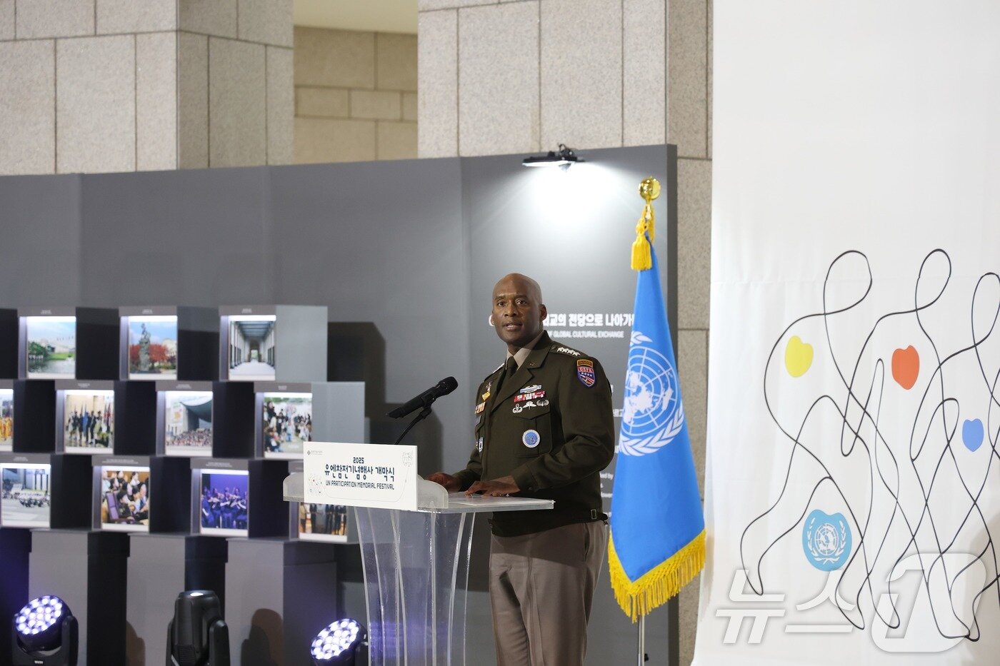 본문 이미지 - 지난해 10월 개최된 '2025 유엔참전기념행사 개막식'에 참석한 제이비어 브런슨 유엔군사령부 사령관 (전쟁기념사업회 제공. 재판매 및 DB 금지) 2025.10.25/뉴스1