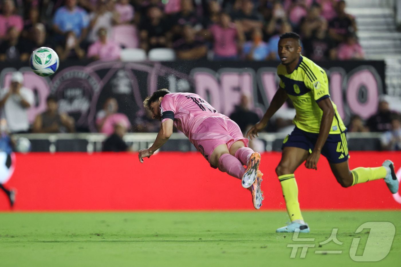 본문 이미지 - 리오넬 메시의 다이빙 헤더 골. ⓒ AFP=뉴스1