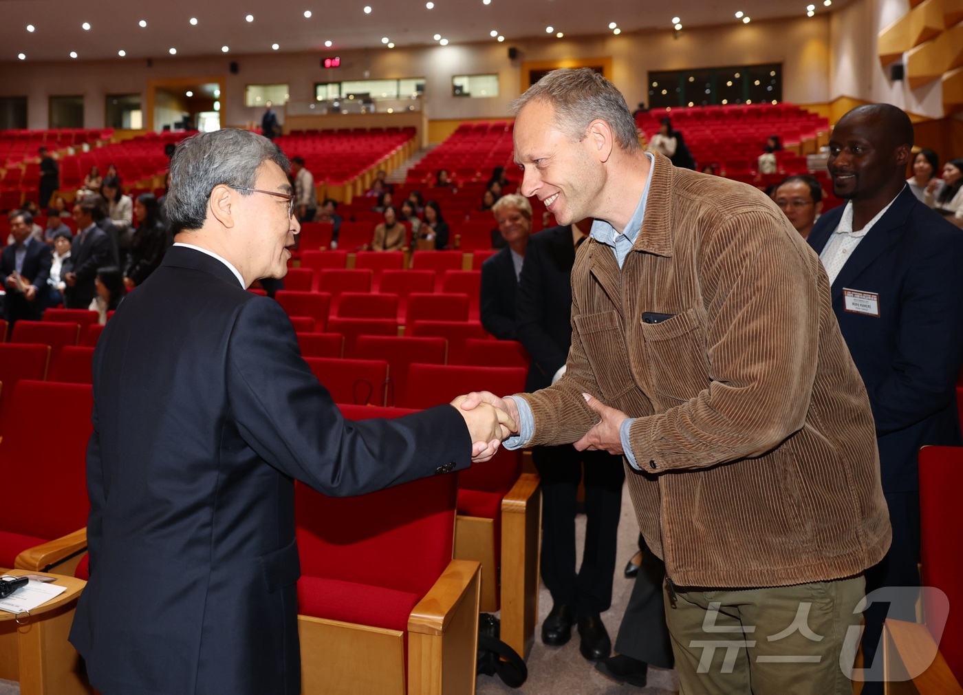 (서울=뉴스1) = 정근식 서울시교육감이 25일 서울 서초구 서울시교육청교육연수원에서 열린 '2025 서울국제교육포럼'에서 참석자와 인사를 나누고 있다. (서울시교육청 제공. 재판 …