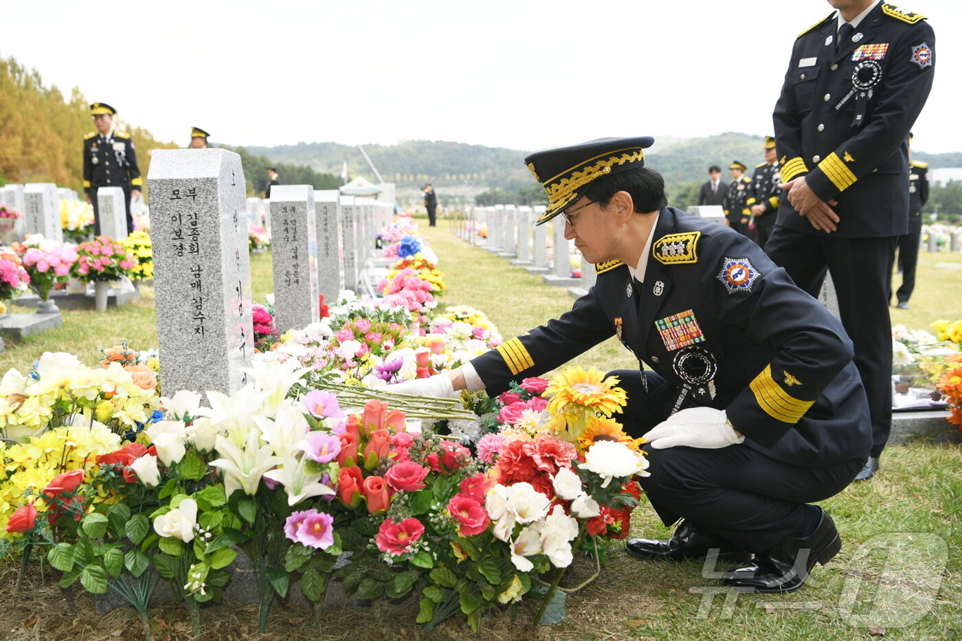 본문 이미지 - 김승룡 소방청장 직무대행이 25일 오전 대전 유성구 국립대전현충원에서 순직 소방공무원 묘역을 살펴보고 있다. (소방청 제공. 재판매 및 DB 금지) 2025.10.25 ⓒ 뉴스1