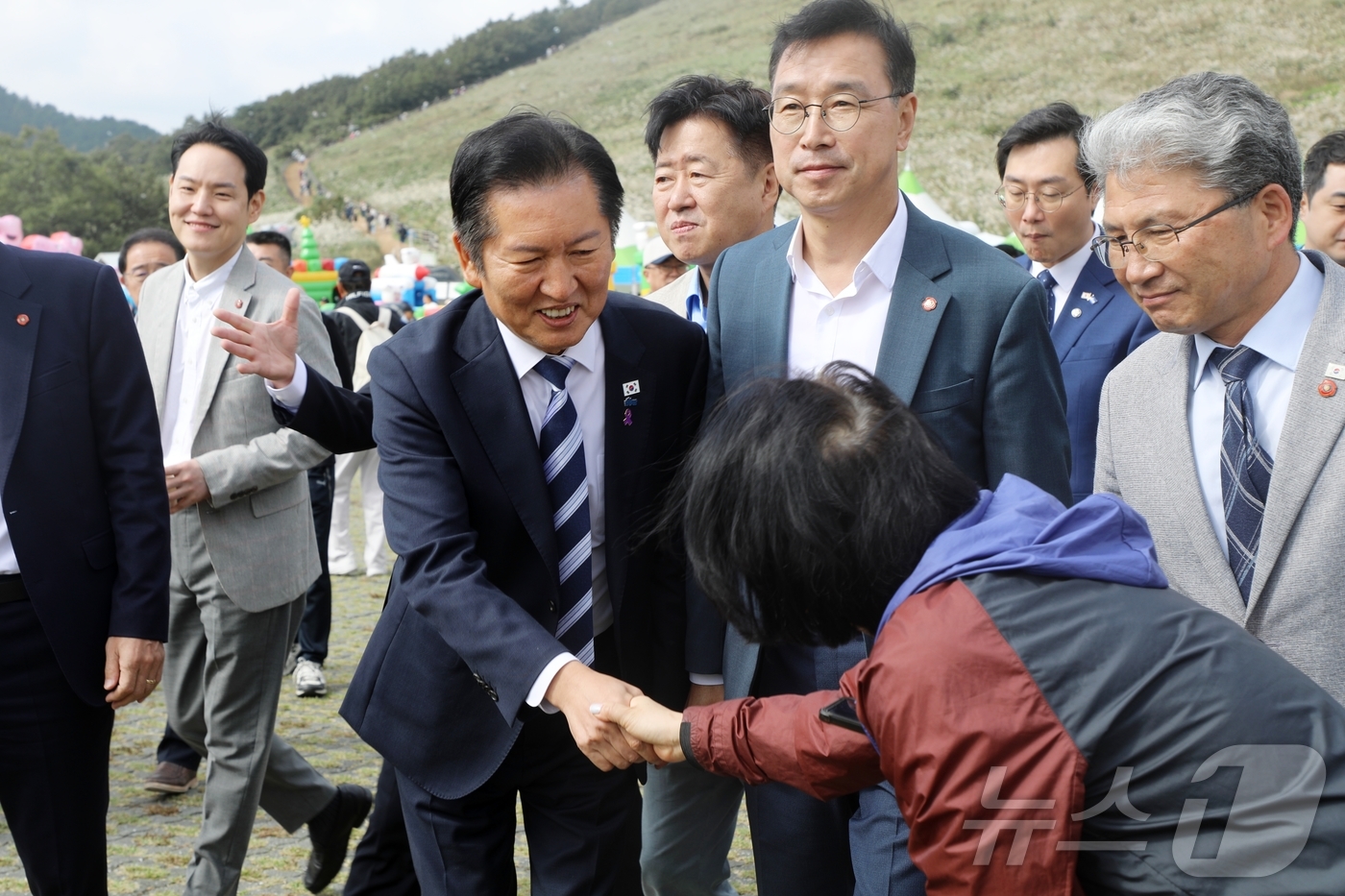 (제주=뉴스1) 홍수영 기자 = 정청래 더불어민주당 대표가 25일 제주 제주시 애월읍 봉성리 새별오름 일원에서 오영훈 제주도지사, 김한규·문대림·위성곤 의원 등과 함께  '2025 …