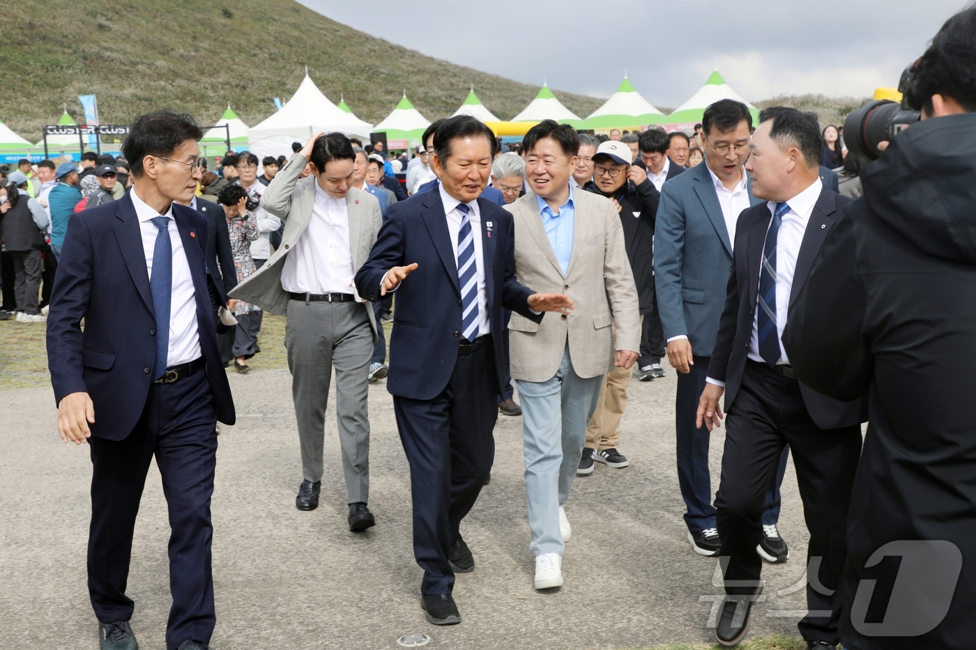 (제주=뉴스1) 홍수영 기자 = 정청래 더불어민주당 대표가 25일 제주 제주시 애월읍 봉성리 새별오름 일원에서 오영훈 제주도지사, 김한규·문대림·위성곤 의원 등과 함께  \'202 …