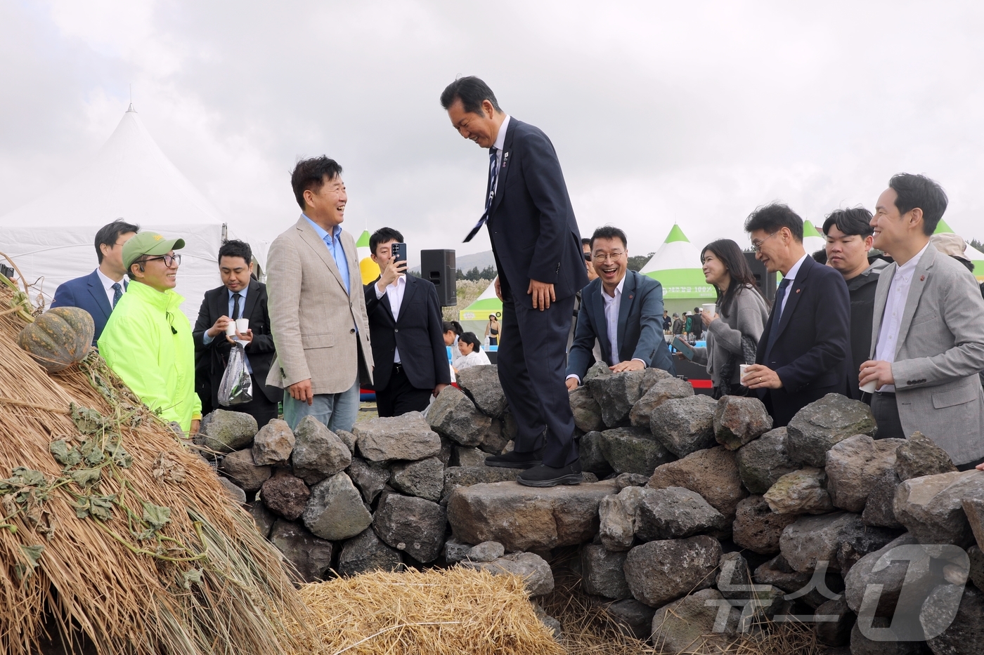 (제주=뉴스1) 홍수영 기자 = 정청래 더불어민주당 대표가 25일 제주 제주시 애월읍 봉성리 새별오름 일원에서 열린 \'2025 제주 도새기 축제\'에서 제주 전통 가옥의 돗통시( …