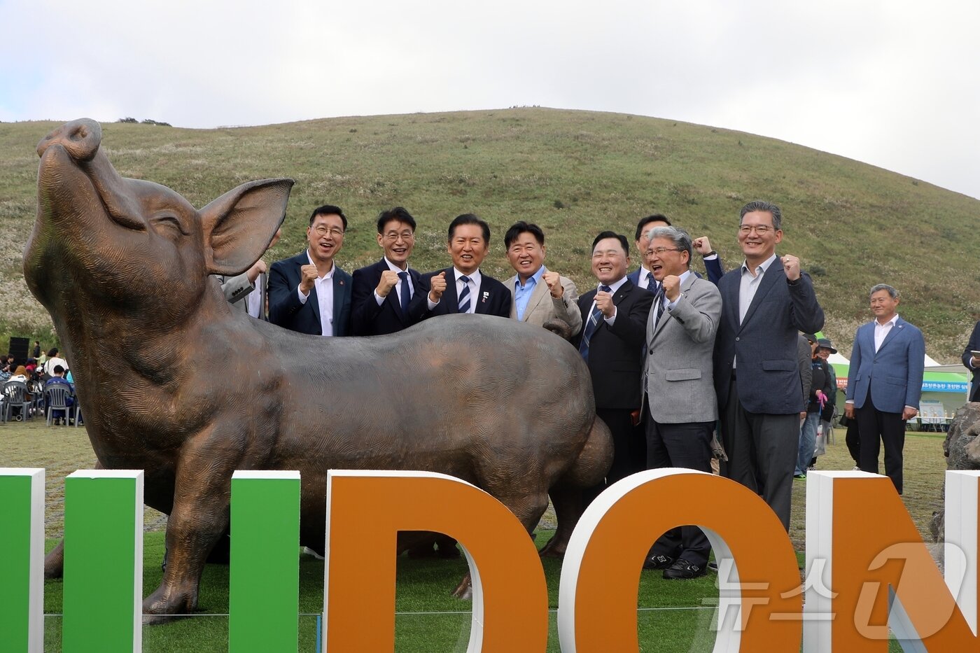 본문 이미지 - 2025년 10월25일 제주 제주시 애월읍 봉성리 새별오름 일원에서 열린 '2025 제주 도새기 축제'를 방문한 정청래 더불어민주당 대표. 이 자리에는 오영훈 제주도지사, 김한규·문대림·위성곤 의원 등이 함께 했다.2025.10.25 ⓒ 뉴스1 홍수영 기자