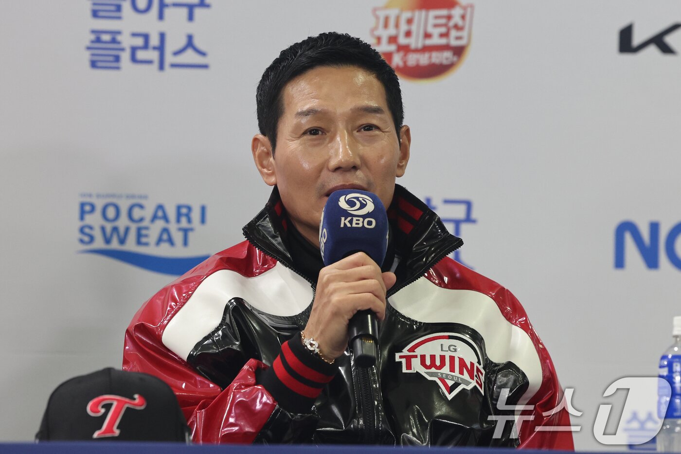 본문 이미지 - 염경엽 LG 트윈스 감독이 25일 서울 잠실야구장에서 열린 2025 신한 SOL뱅크 KBO 한국시리즈 미디어데이에서 각오를 밝히고 있다. LG와 한화의 한국시리즈 1차전은 오는 26일 잠실야구장에서 펼쳐진다. 2025.10.25/뉴스1 ⓒ News1 황기선 기자