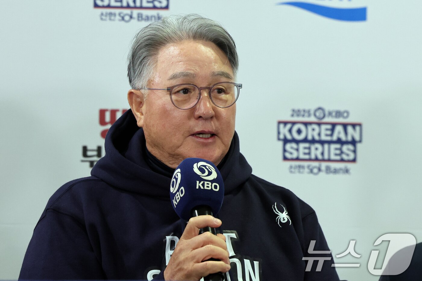 본문 이미지 - 김경문 한화 이글스 감독이 25일 서울 잠실야구장에서 열린 2025 신한 SOL뱅크 KBO 한국시리즈 미디어데이에서 각오를 밝히고 있다. LG와 한화의 한국시리즈 1차전은 오는 26일 잠실야구장에서 펼쳐진다. 2025.10.25/뉴스1 ⓒ News1 황기선 기자