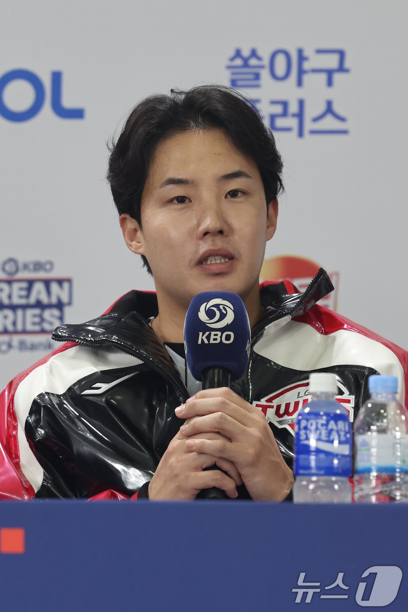 본문 이미지 - LG 트윈스 임찬규가 25일 서울 잠실야구장에서 열린 2025 신한 SOL뱅크 KBO 한국시리즈 미디어데이에서 각오를 밝히고 있다.  2025.10.25/뉴스1 ⓒ News1 황기선 기자