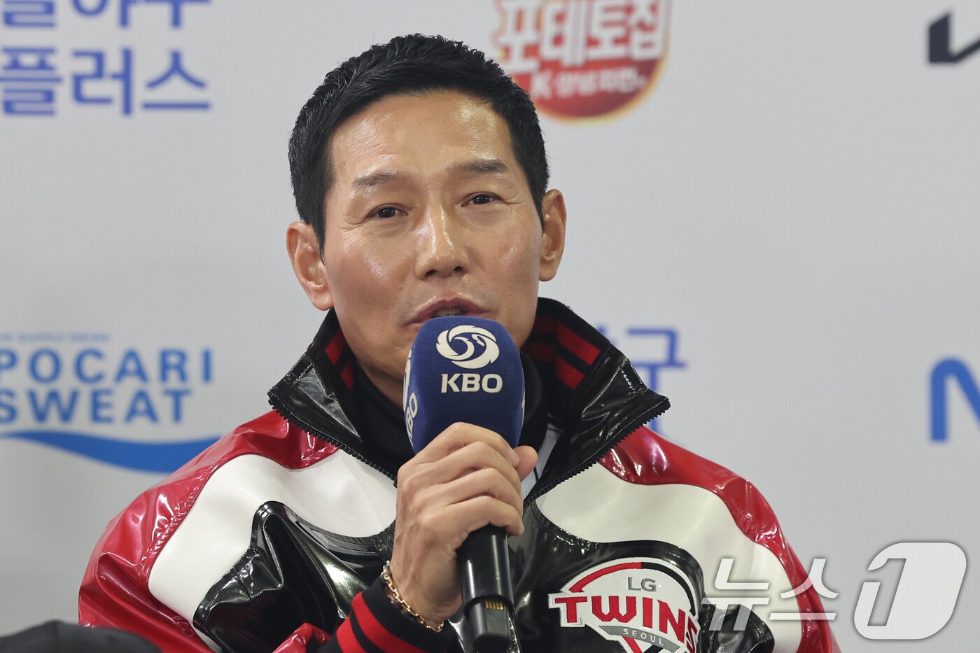 본문 이미지 - 염경엽 LG 감독이 25일 서울 잠실야구장에서 열린 2025 신한 SOL뱅크 KBO 한국시리즈 미디어데이에서 각오를 밝히고 있다.  2025.10.25/뉴스1 ⓒ News1 황기선 기자
