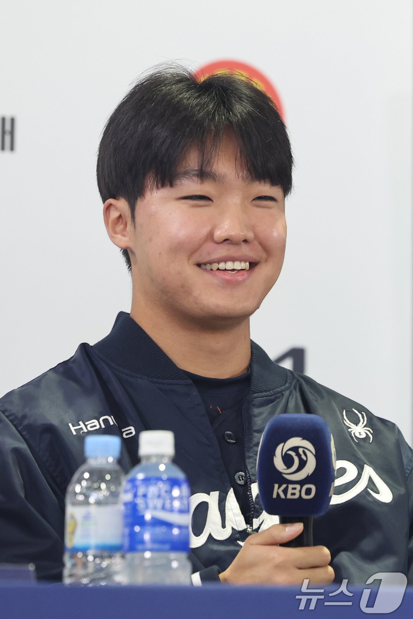 본문 이미지 - 한화 이글스 정우주가 25일 서울 잠실야구장에서 열린 2025 신한 SOL뱅크 KBO 한국시리즈 미디어데이에서 각오를 밝히고 있다.  2025.10.25/뉴스1 ⓒ News1 황기선 기자