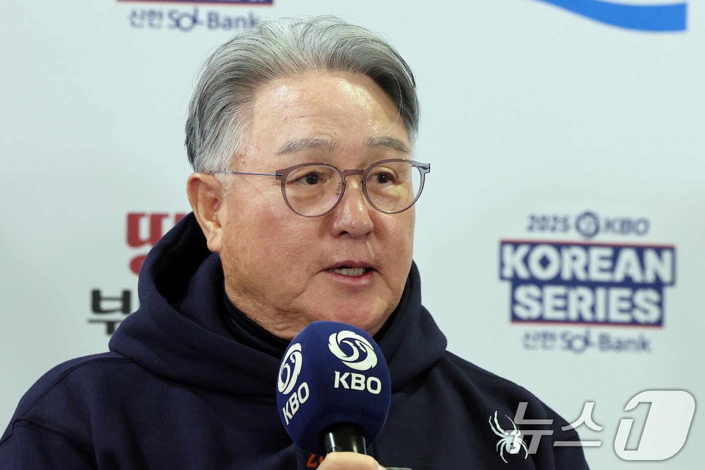 본문 이미지 - 김경문 한화 이글스 감독이 25일 서울 잠실야구장에서 열린 2025 신한 SOL뱅크 KBO 한국시리즈 미디어데이에서 각오를 밝히고 있다. 2025.10.25/뉴스1 ⓒ News1 황기선 기자