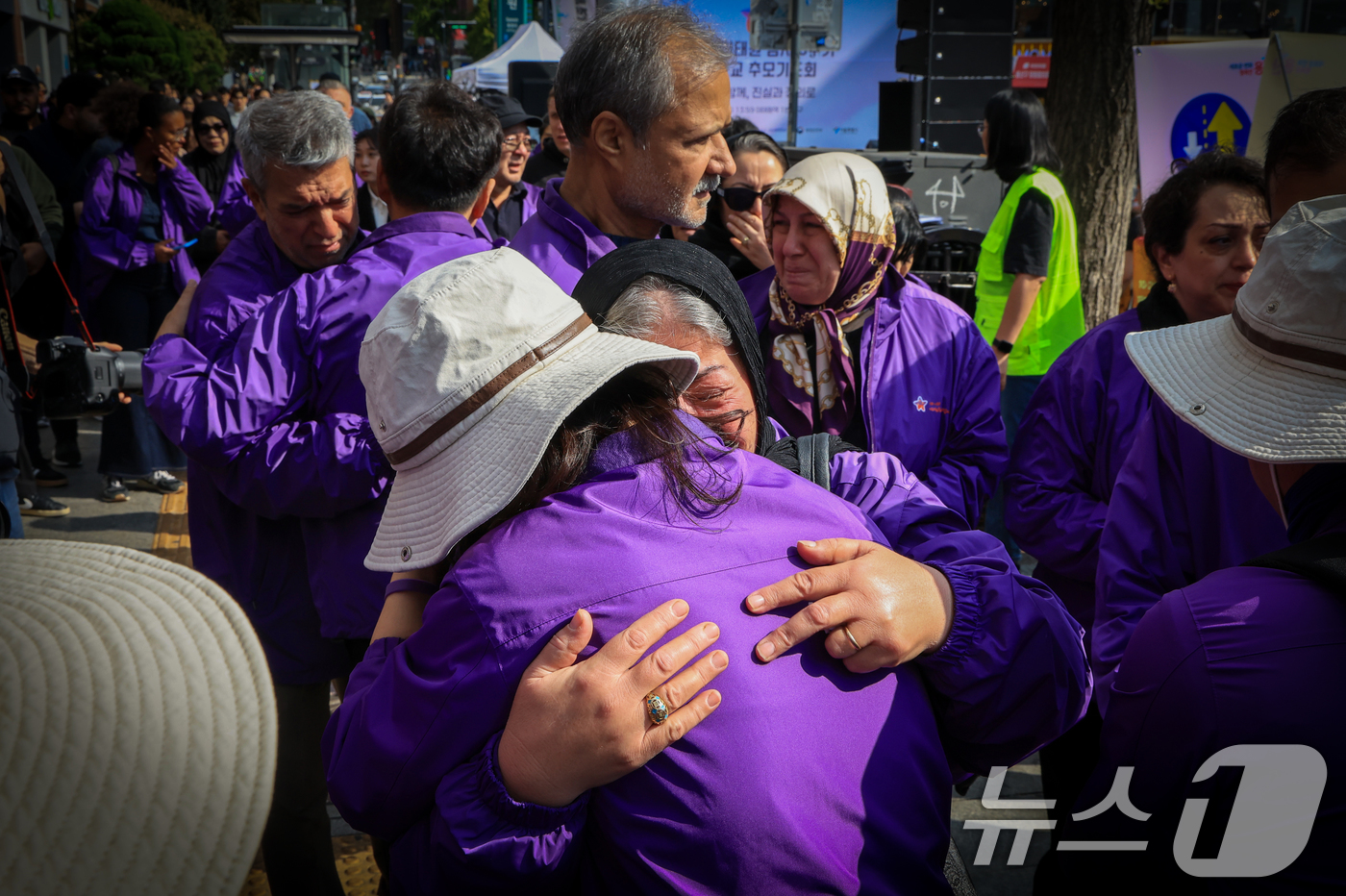 (서울=뉴스1) 이호윤 기자 = 이태원 참사 3주기를 앞둔 25일 서울 용산구 이태원역 1번 출구 앞 ‘10.29 기억과 안전의 길'을 찾은 외국인 희생자 유가족들이 슬픔에 잠겨 …
