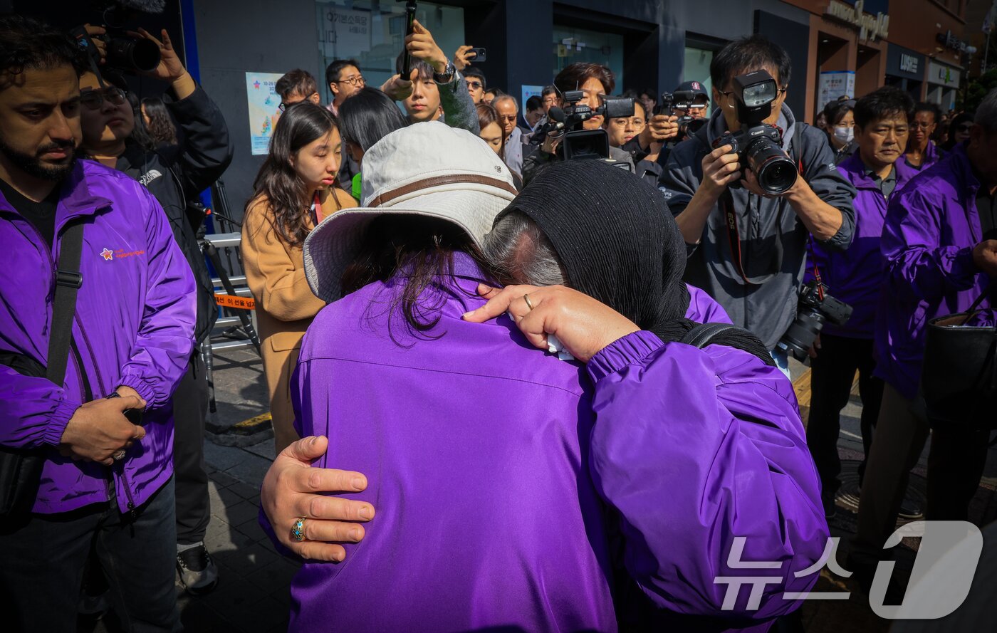 본문 이미지 - 이태원 참사 3주기를 앞둔 25일 서울 용산구 이태원역 1번 출구 앞 ‘10.29 기억과 안전의 길&#39;을 찾은 외국인 희생자 유가족들이 슬픔에 잠겨 있다. 2025.10.25/뉴스1 ⓒ News1 이호윤 기자