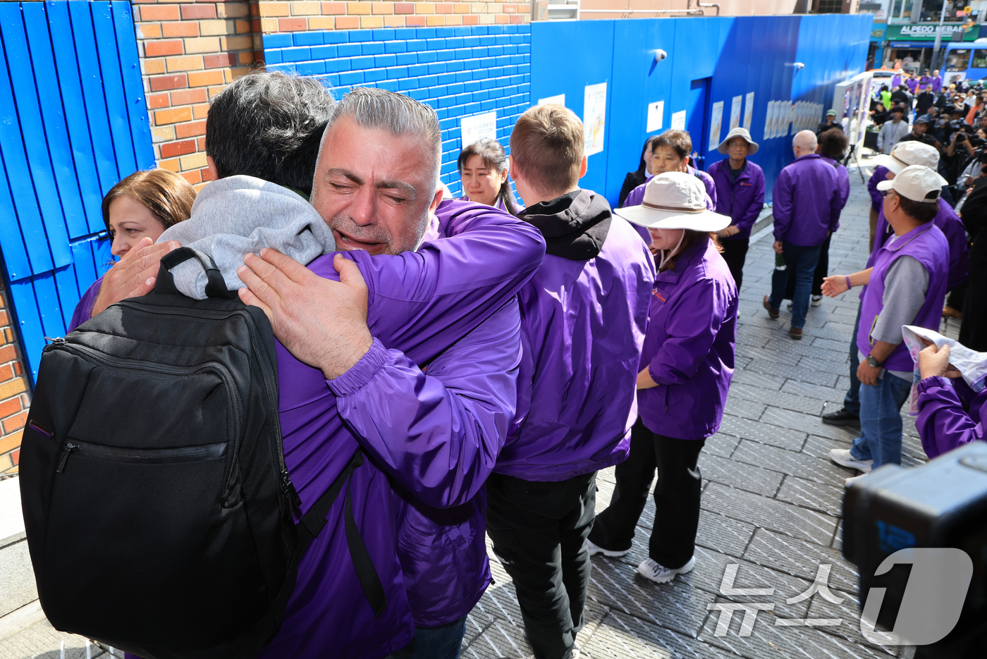 (서울=뉴스1) 이호윤 기자 = 이태원 참사 3주기를 앞둔 25일 서울 용산구 이태원역 1번 출구 앞 ‘10.29 기억과 안전의 길'을 찾은 외국인 희생자 유가족들이 슬픔에 잠겨 …