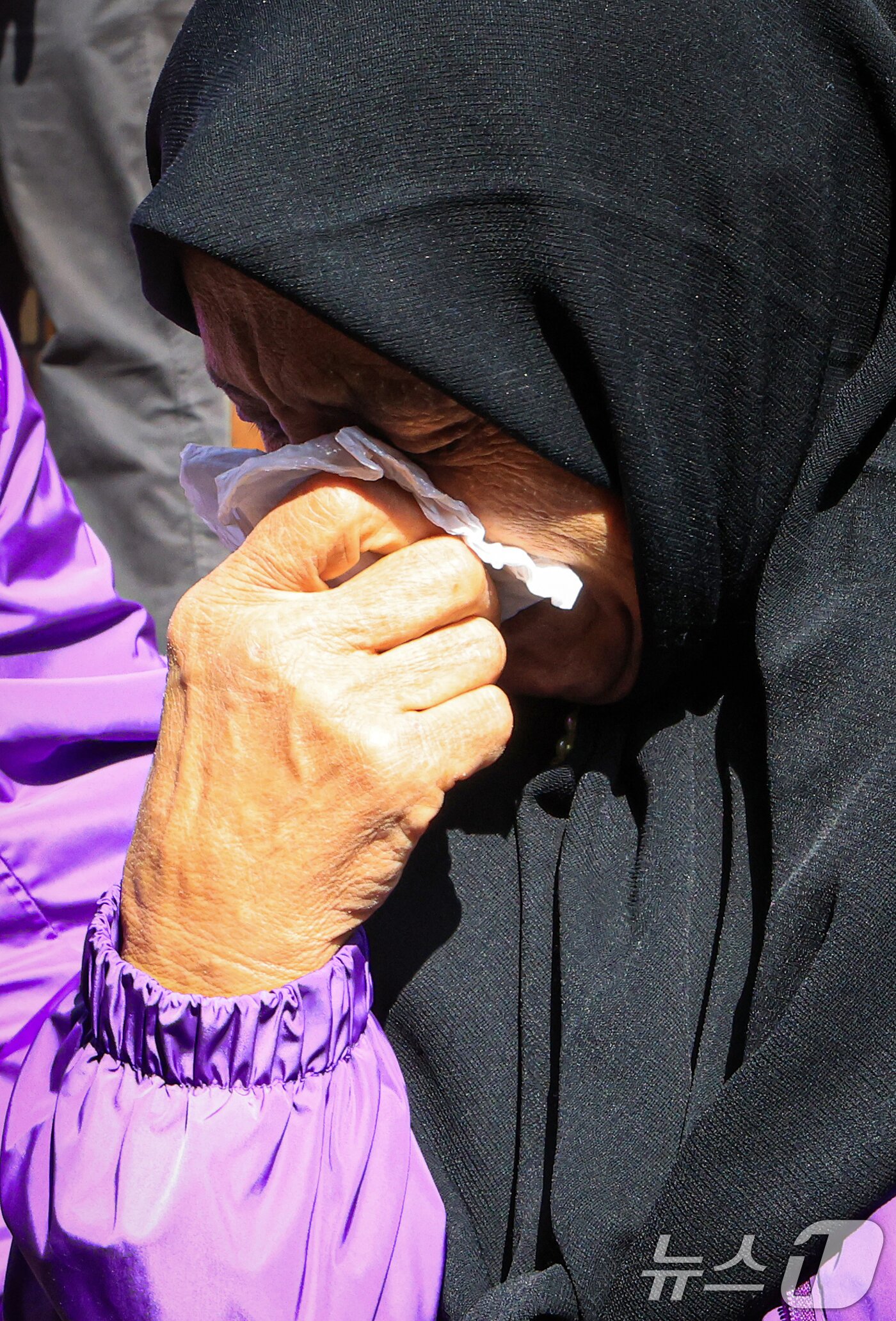 본문 이미지 - 이태원 참사 3주기를 앞둔 25일 서울 용산구 이태원역 1번 출구 앞 ‘10.29 기억과 안전의 길'을 찾은 외국인 희생자 유가족이 슬픔에 잠겨 있다. 2025.10.25/뉴스1 ⓒ News1 이호윤 기자