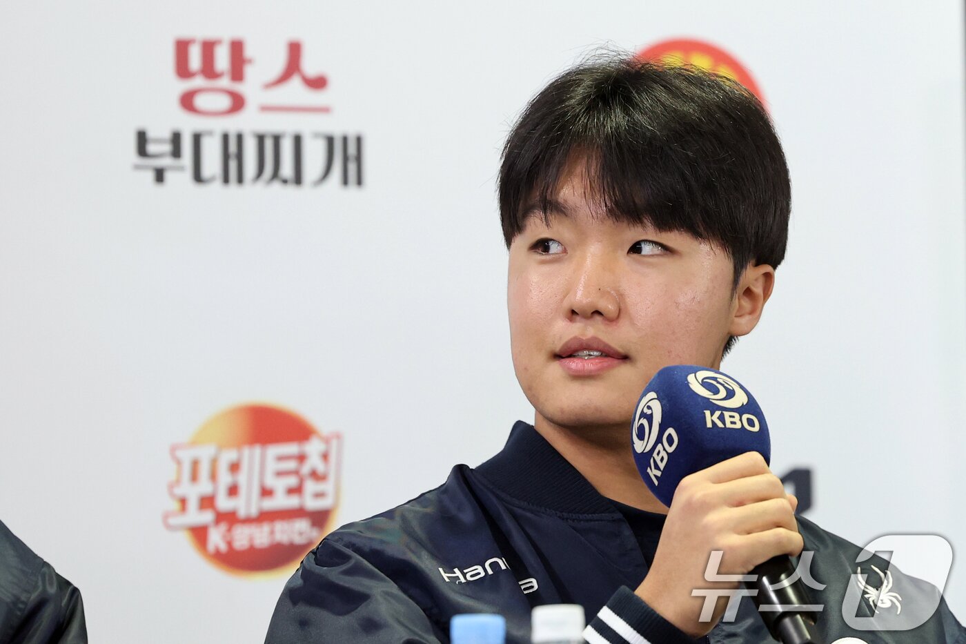 본문 이미지 - 한화 이글스 정우주가 25일 서울 잠실야구장에서 열린 2025 신한 SOL뱅크 KBO 한국시리즈 미디어데이에서 각오를 밝히고 있다. LG와 한화의 한국시리즈 1차전은 오는 26일 잠실야구장에서 펼쳐진다. 2025.10.25/뉴스1 ⓒ News1 황기선 기자