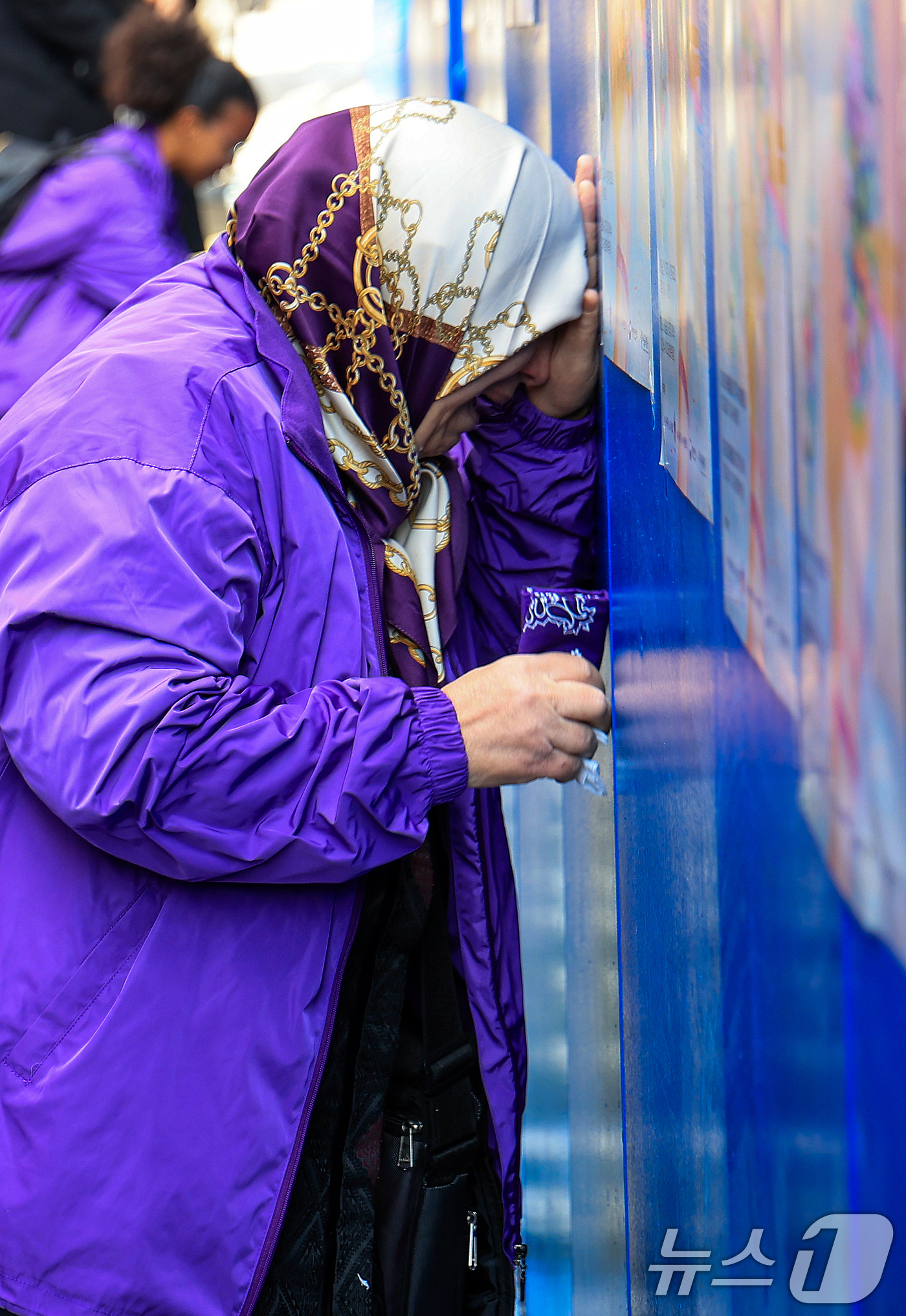 (서울=뉴스1) 이호윤 기자 = 이태원 참사 3주기를 앞둔 25일 서울 용산구 이태원역 1번 출구 앞 ‘10.29 기억과 안전의 길'을 찾은 외국인 희생자 유가족들이 슬픔에 잠겨 …