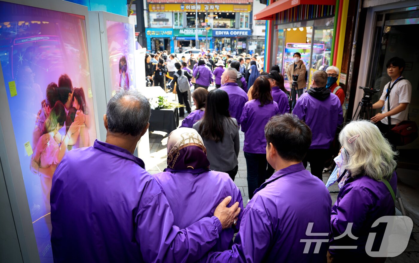 본문 이미지 - 이태원 참사 3주기를 앞둔 25일 서울 용산구 이태원역 1번 출구 앞 ‘10.29 기억과 안전의 길'을 찾은 외국인 희생자 유가족들이 슬픔에 잠겨 있다. ⓒ News1 이호윤 기자