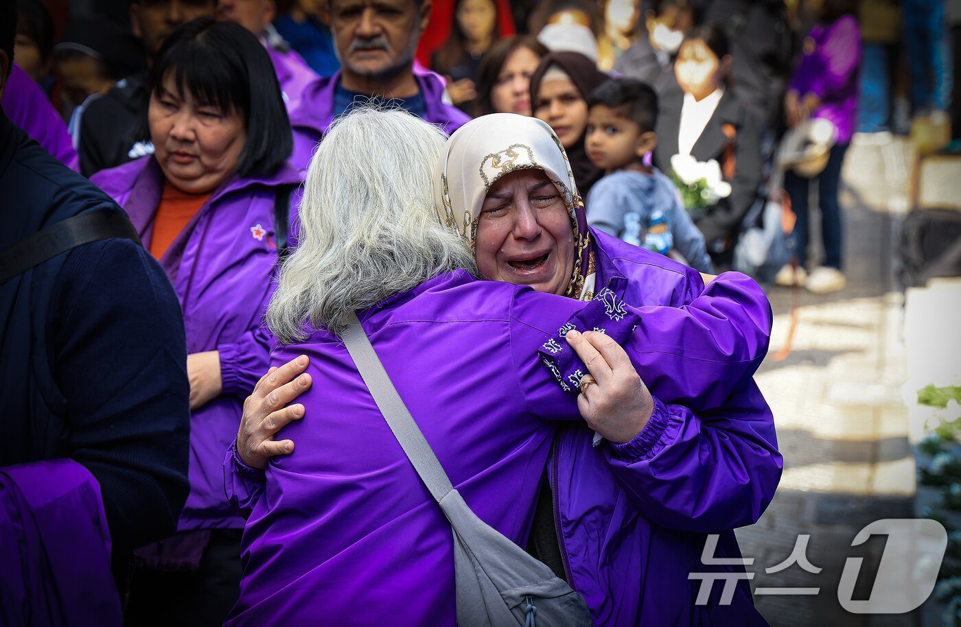 본문 이미지 - 이태원 참사 3주기를 앞둔 25일 서울 용산구 이태원역 1번 출구 앞 ‘10.29 기억과 안전의 길&#39;을 찾은 외국인 희생자 유가족들이 슬픔에 잠겨 있다. 2025.10.25/뉴스1 ⓒ News1 이호윤 기자
