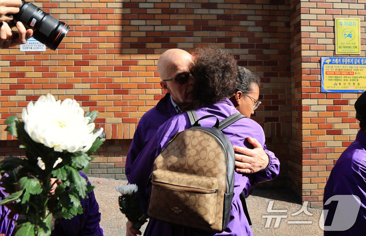 본문 이미지 - 이태원 참사 3주기를 앞둔 25일 서울 용산구 이태원역 1번 출구 앞 ‘10.29 기억과 안전의 길'을 찾은 외국인 희생자 유가족들이 슬픔에 잠겨 있다. 2025.10.25/뉴스1 ⓒ News1 이호윤 기자
