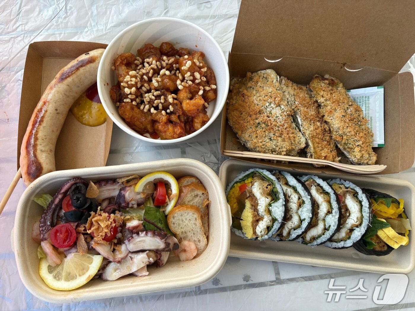 본문 이미지 - 한 방문객이 구매한 어부장터 음식들.2025.10.25/뉴스1 강미영기자