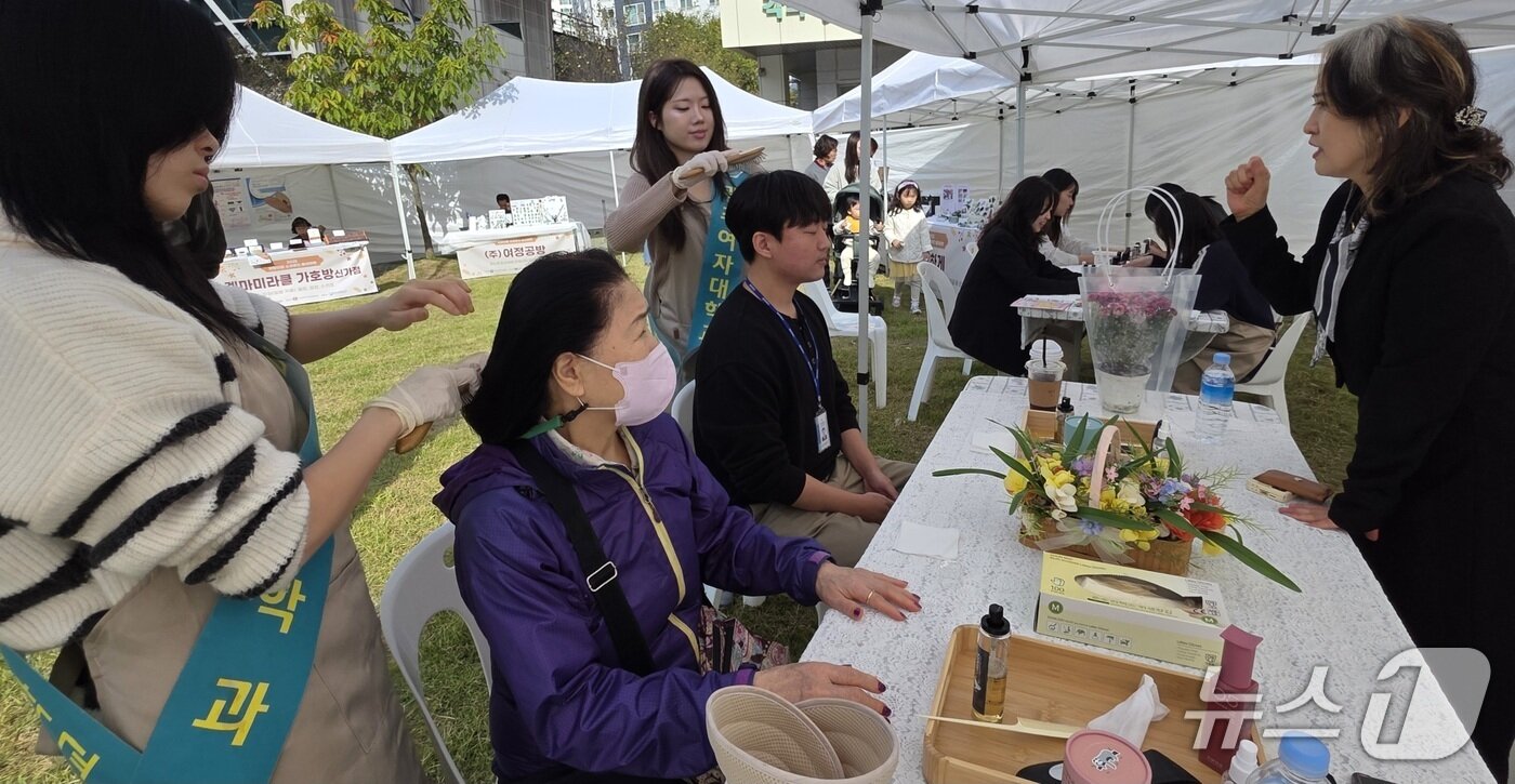 본문 이미지 - 25일 광주 북구 시화문화마을서 열린 세종경영연구소 &#39;희망리턴패키지 광주·전남 소상공인 플리마켓&#39;에서광주여대 미용과학부 학생들이 두피 케어와 네일 아트 체험을 진행하고 있다.&#40;세종경영연구소 제공&#41; 2025.10.25/뉴스1