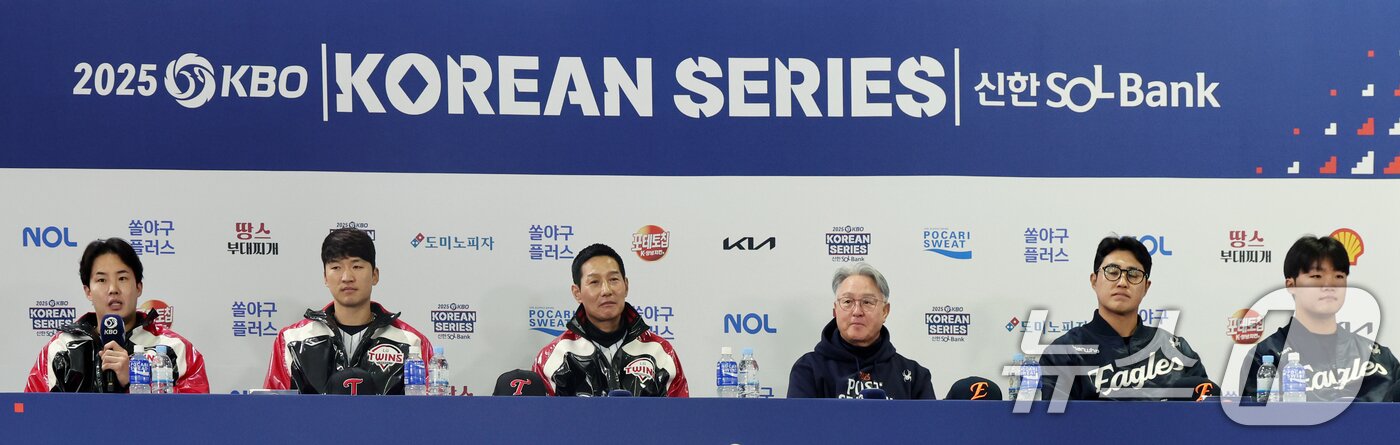 본문 이미지 - 25일 서울 잠실야구장에서 열린 2025 신한 SOL뱅크 KBO 한국시리즈 미디어데이에서 LG·한화 감독, 선수들이 자리하고 있다.  2025.10.25/뉴스1 ⓒ News1 황기선 기자